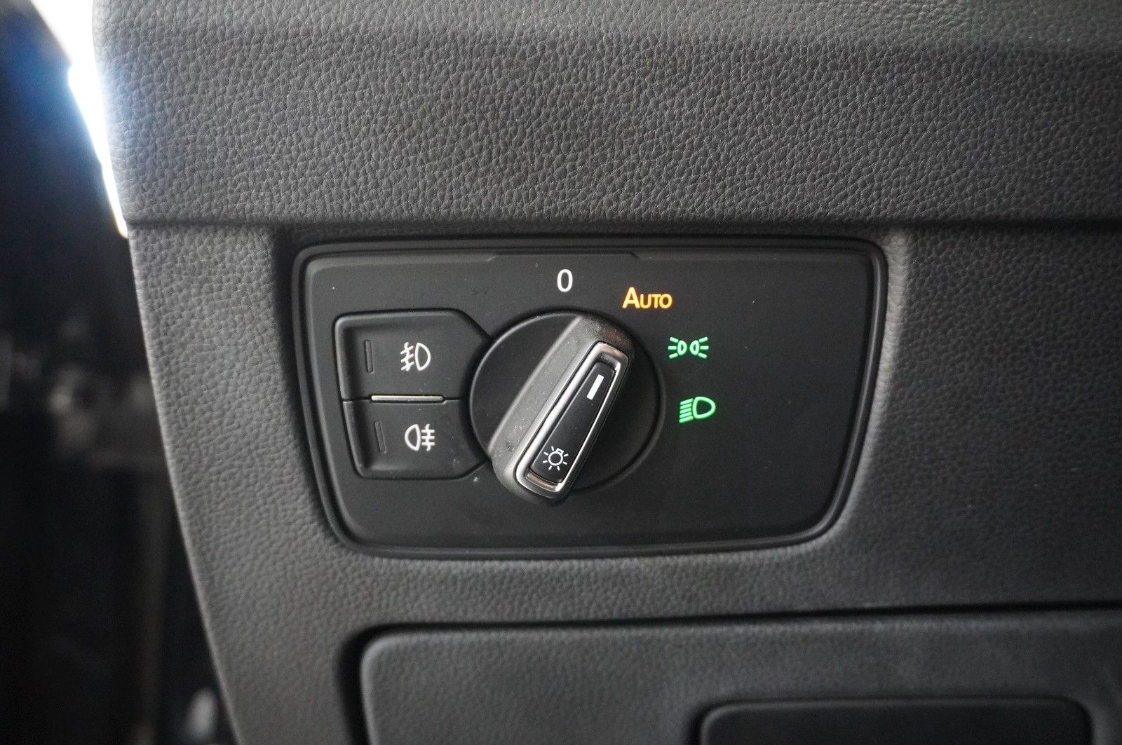 Fahrzeugabbildung Volkswagen Passat VARI. 2.0D BUSINESS 4M NAVI/KAMERA/SH/AHK