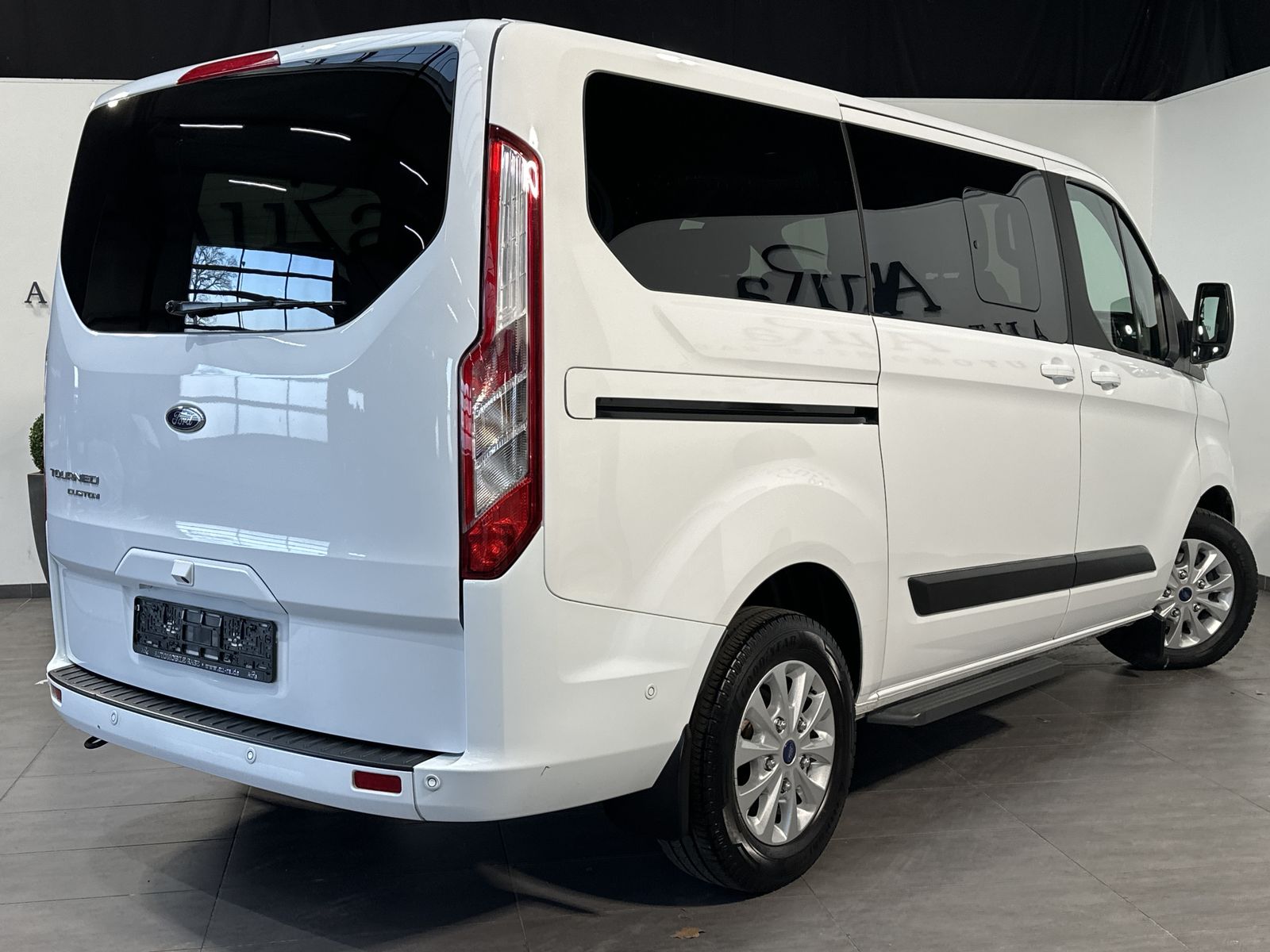 Fahrzeugabbildung Ford Tourneo Custom 320 L1H1 NAV+AHK+KAMERA+ACC+SHZ