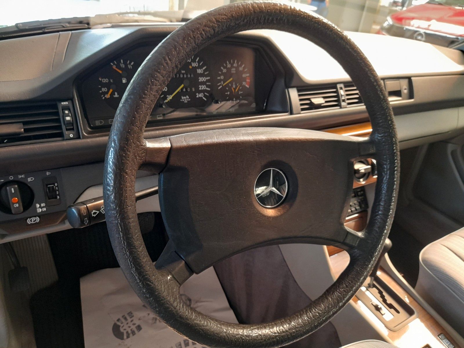 Fahrzeugabbildung Mercedes-Benz E 260 im Originalzustand u. H Kennzeichen