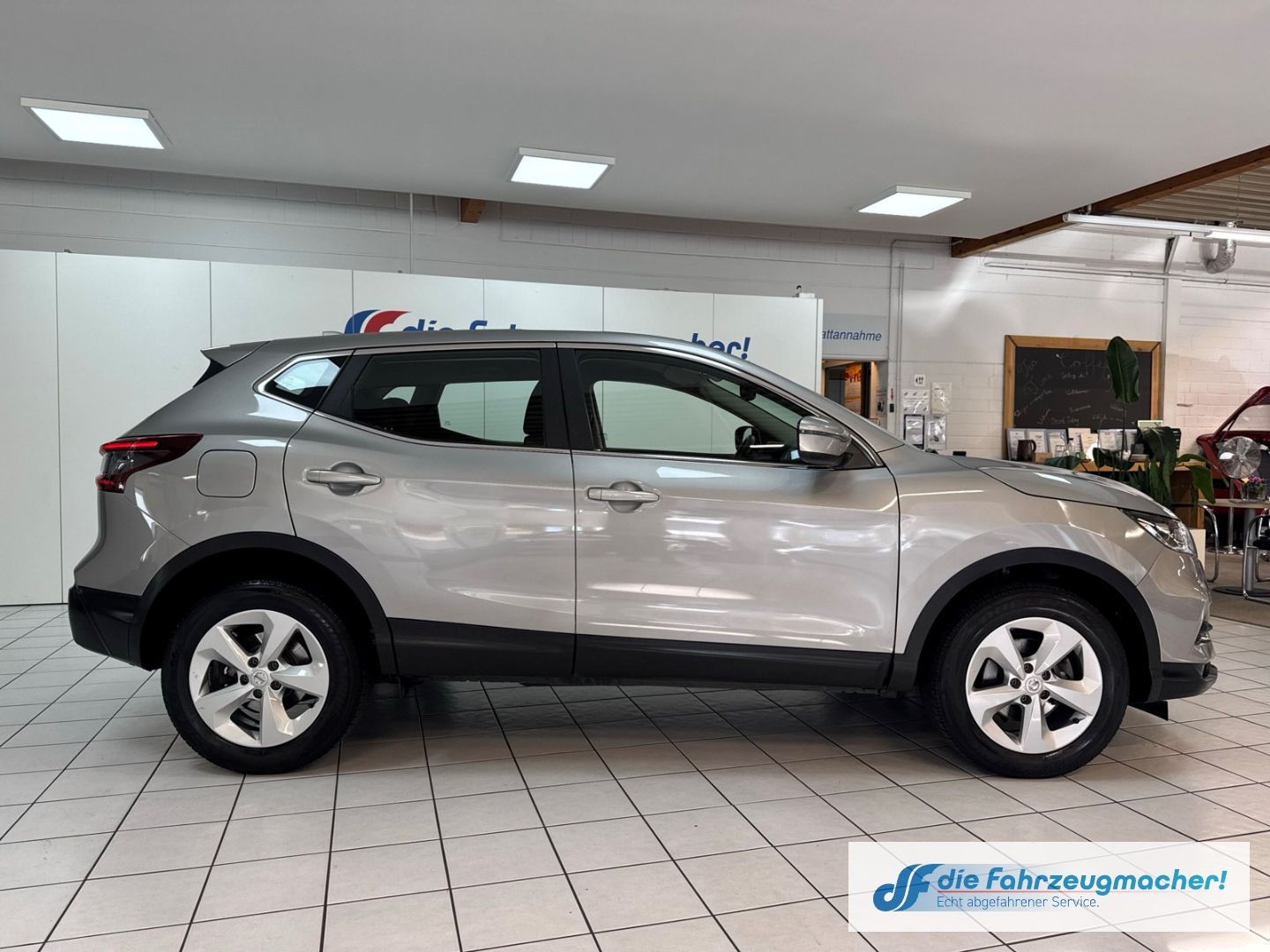Fahrzeugabbildung Nissan Qashqai Shiro Navi Mehrzonenklima DAB SHZ Spurha