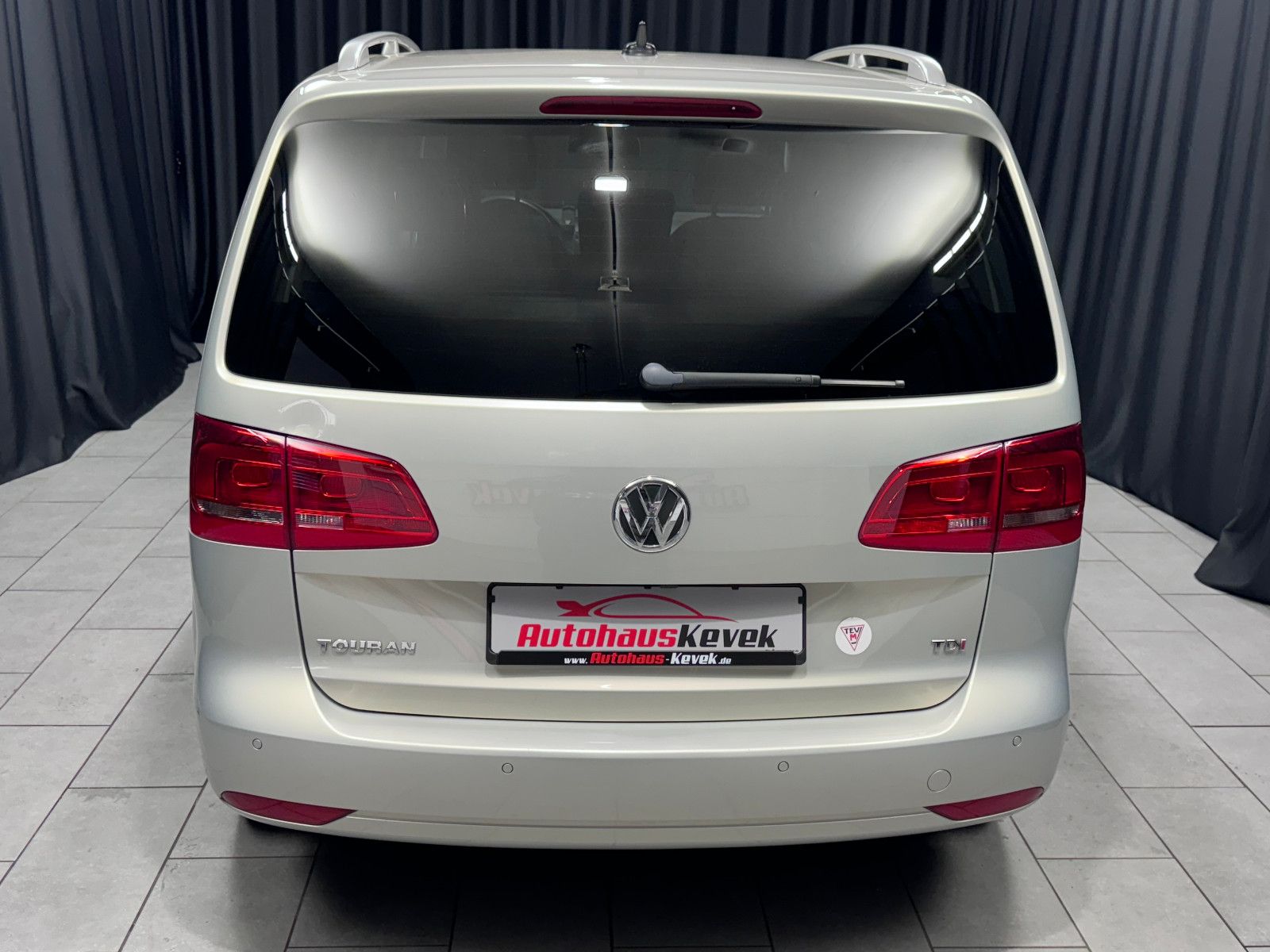Fahrzeugabbildung Volkswagen Touran Life*PANORAMA*PARKASSIST*NAVI*6-GANG