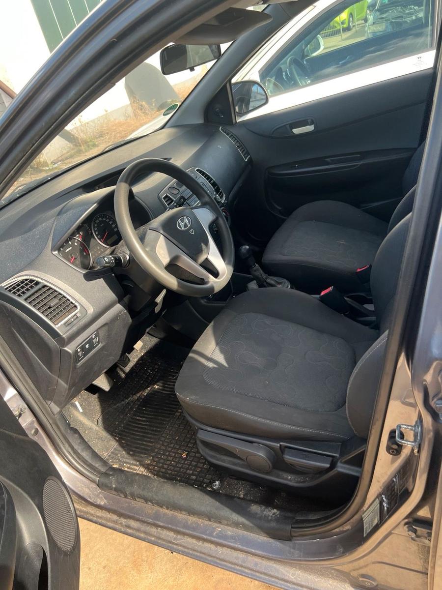 Opel Astra 2011 — photo 7