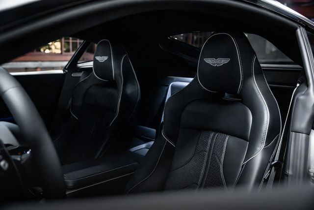 Fahrzeugabbildung Aston Martin V8 Vantage MY25 BOWERS&WILKINS|SAMMLERFAHRZEUG