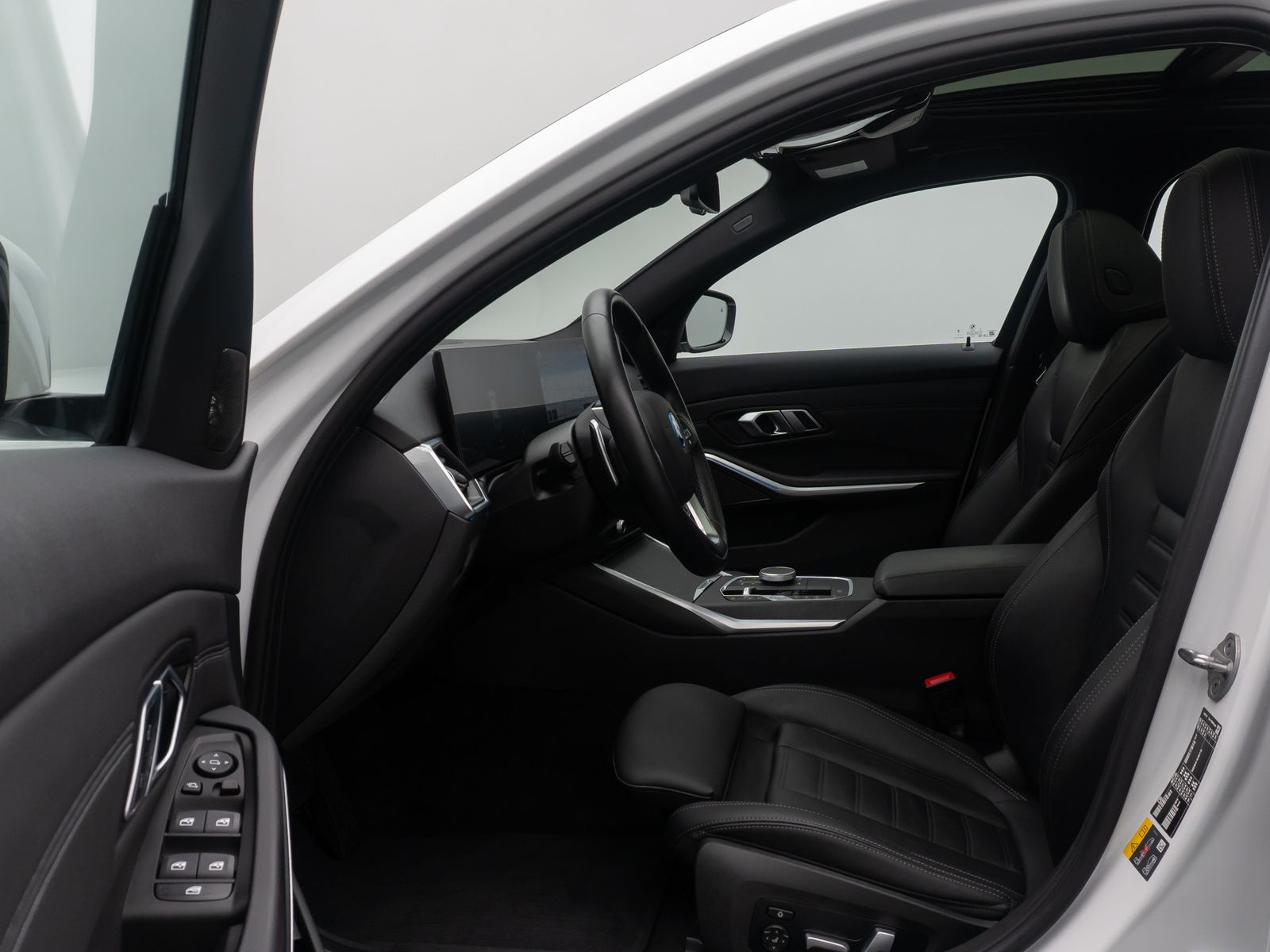 Fahrzeugabbildung BMW 330e xD Panorama HUD H/K AHK Alarm Sport Leder