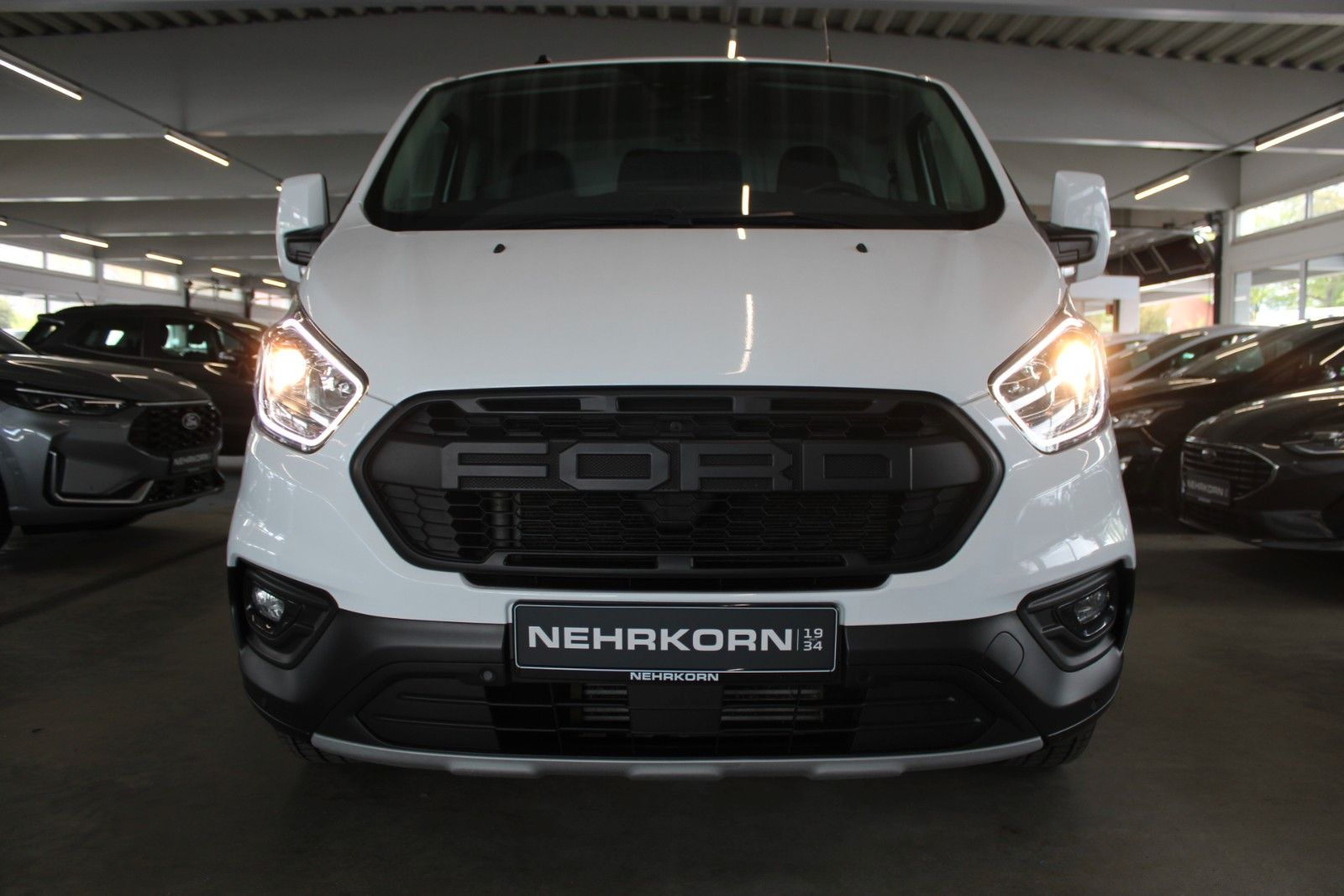 Fahrzeugabbildung Ford Transit Custom TRAIL AHK Bott Einrichtung Leder