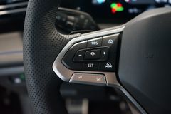 VW Tiguan 1.5 eTSI R-Line | Pano | AHK | 20" VW Tiguan 1.5 eTSI R-Line | Pano | AHK | 20"