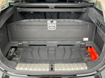 Fahrzeugabbildung BMW 330i Steptr. LiveCockpProf HuD ACC Laser HiFi DA