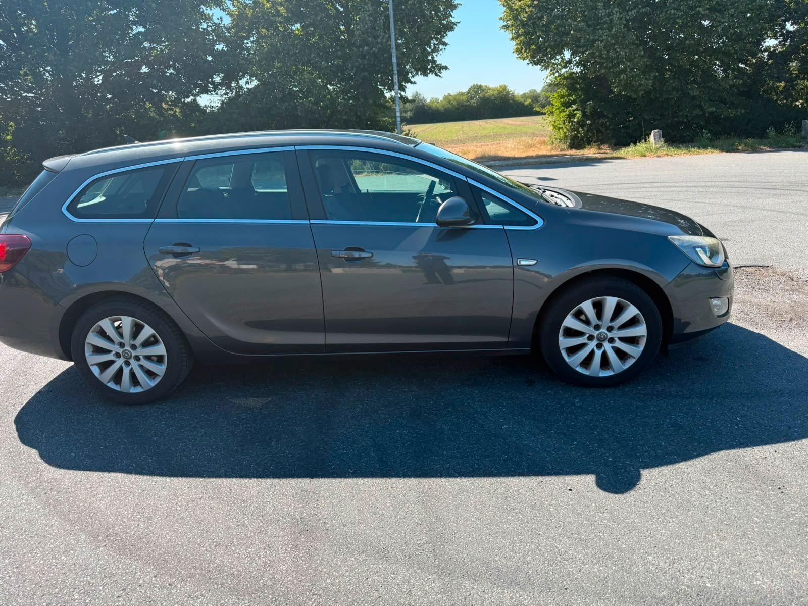 Opel Astra 2012 — photo 7