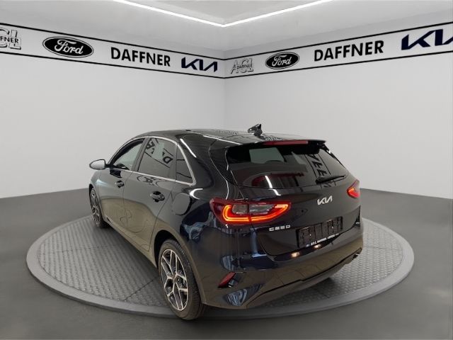 Fahrzeugabbildung Kia Ceed Ultimate VerkehrszeichenERK totWinkelASS