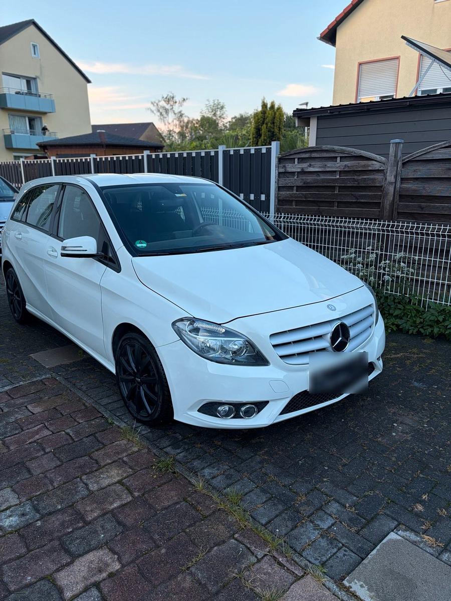 Mercedes-Benz B 180