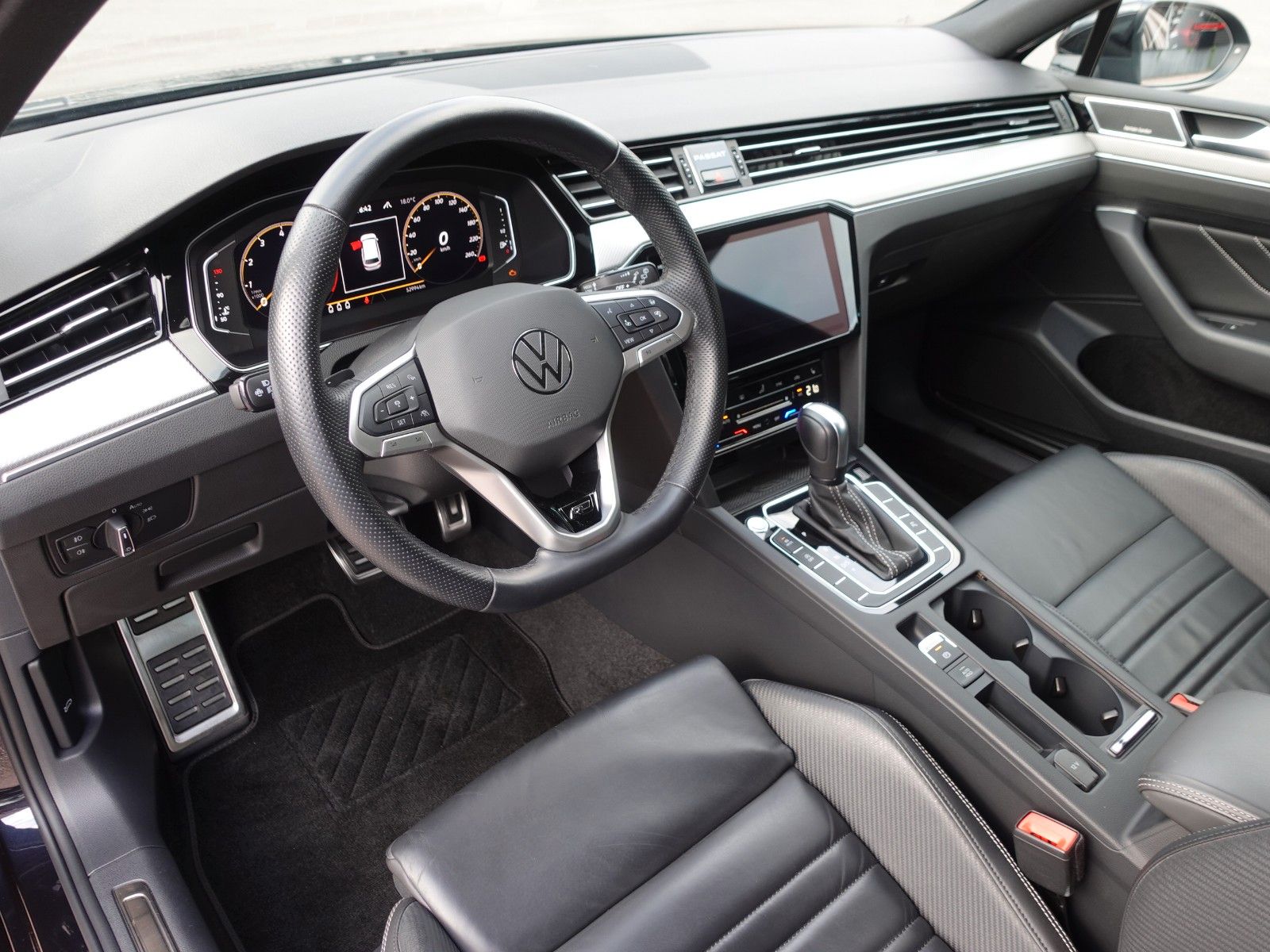 Fahrzeugabbildung Volkswagen Passat Variant 1.5 TSI OPF DSG R Line Pano/HarmK
