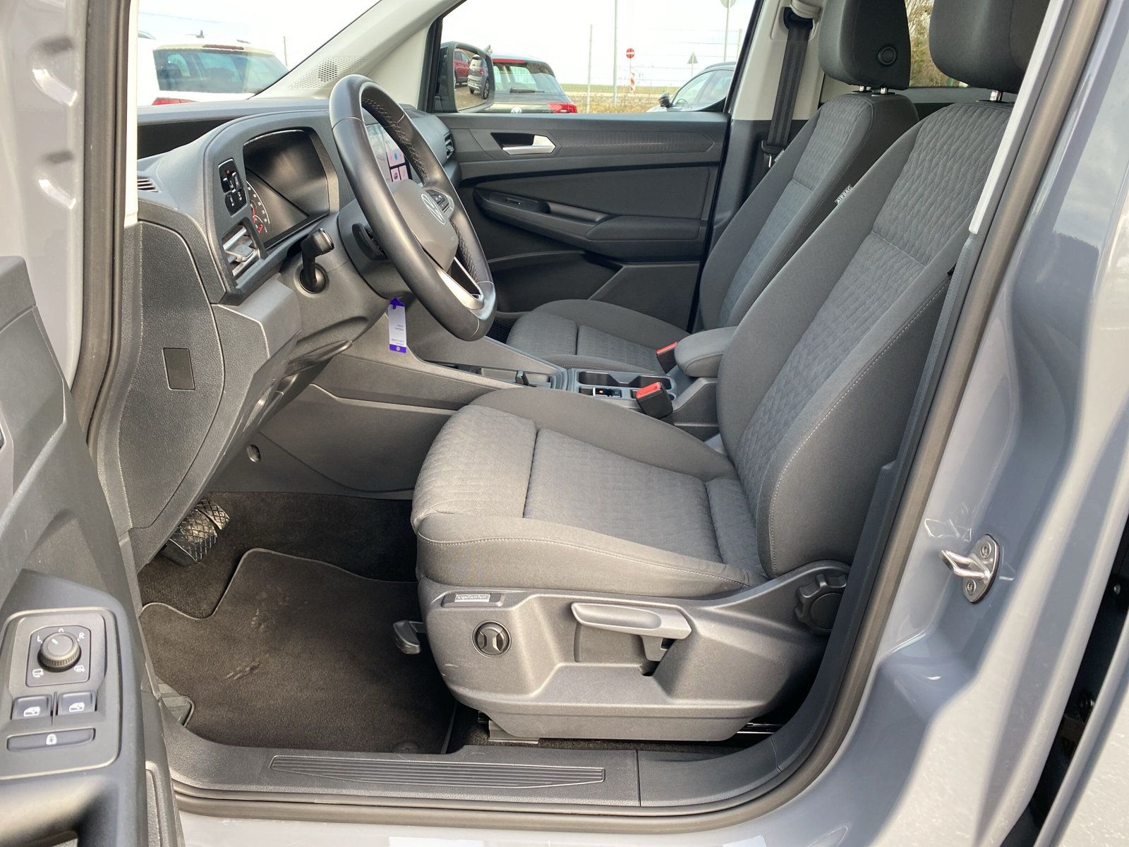 Fahrzeugabbildung Volkswagen Caddy 2.0 TDI DSG Life AHK LED APP ACC KAMAERA