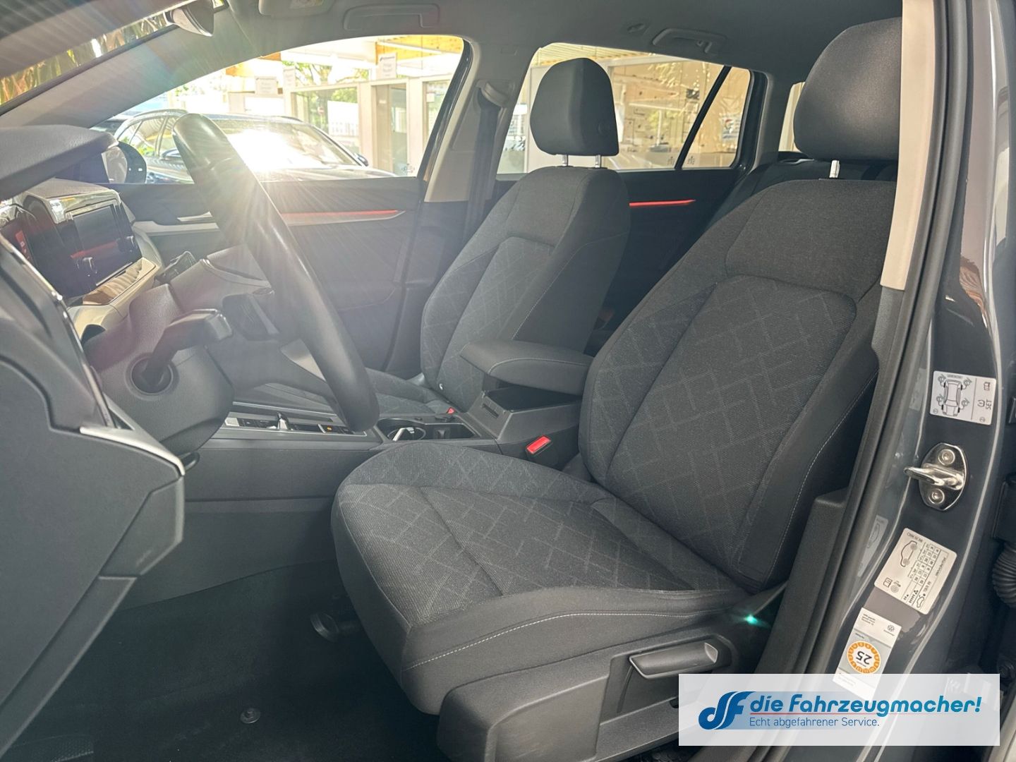 Fahrzeugabbildung Volkswagen Golf VIII Variant Life 2.0 TDI EU6d AHK-klappbar