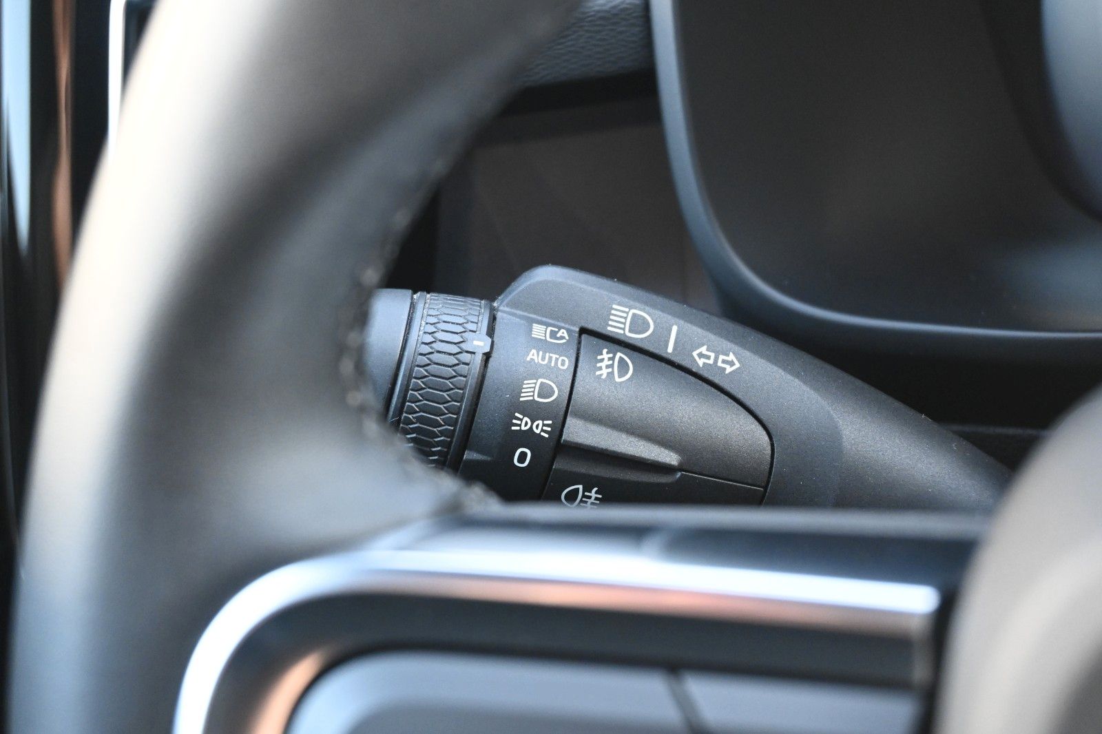 Fahrzeugabbildung Volvo XC40 T4 Recharge Plus Dark*LED*STHZ*CAM*AHK