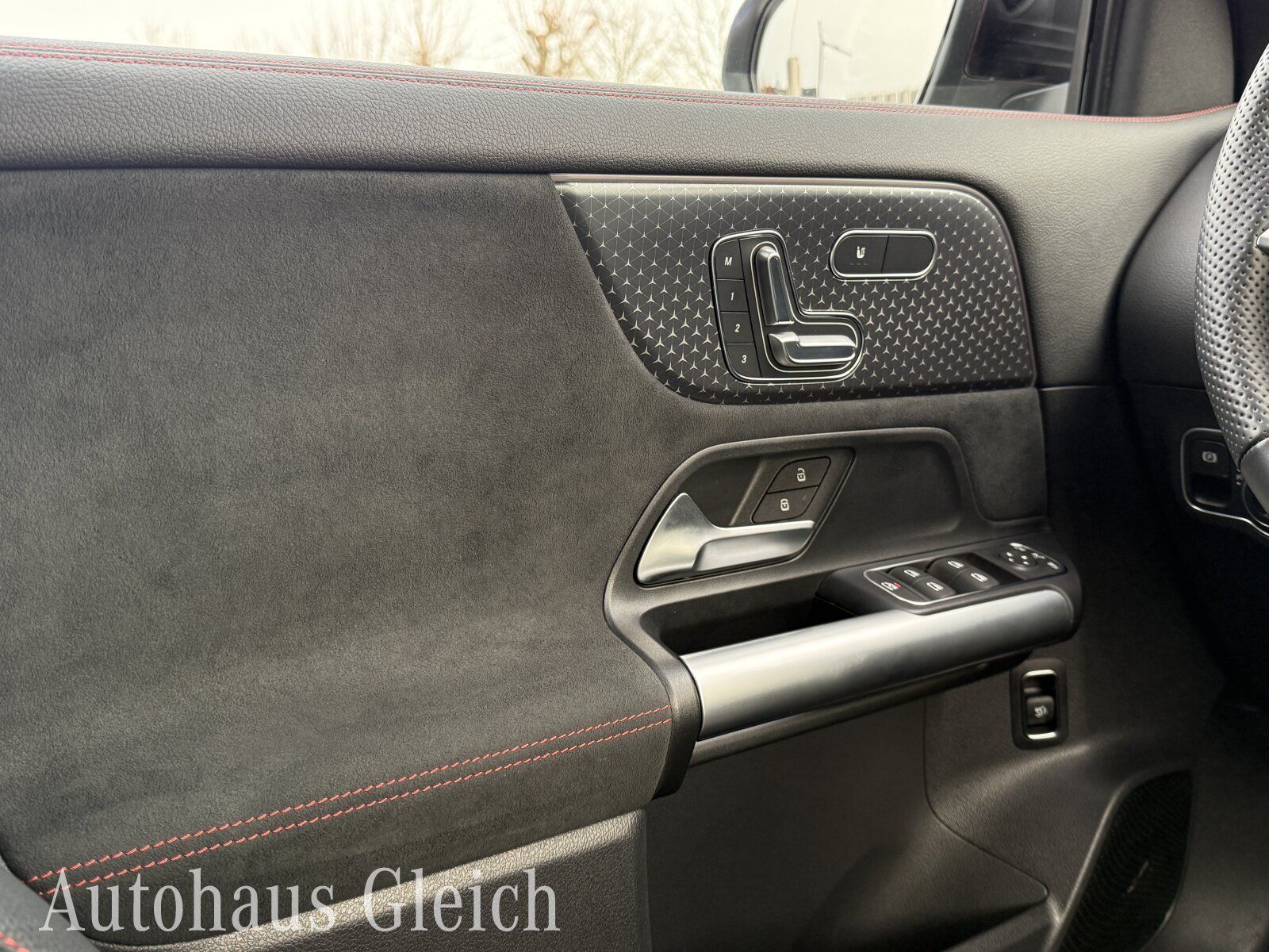 Fahrzeugabbildung Mercedes-Benz EQA 350 AMG Line 4Matic Navi/KEYLESS-Go-Paket/LE