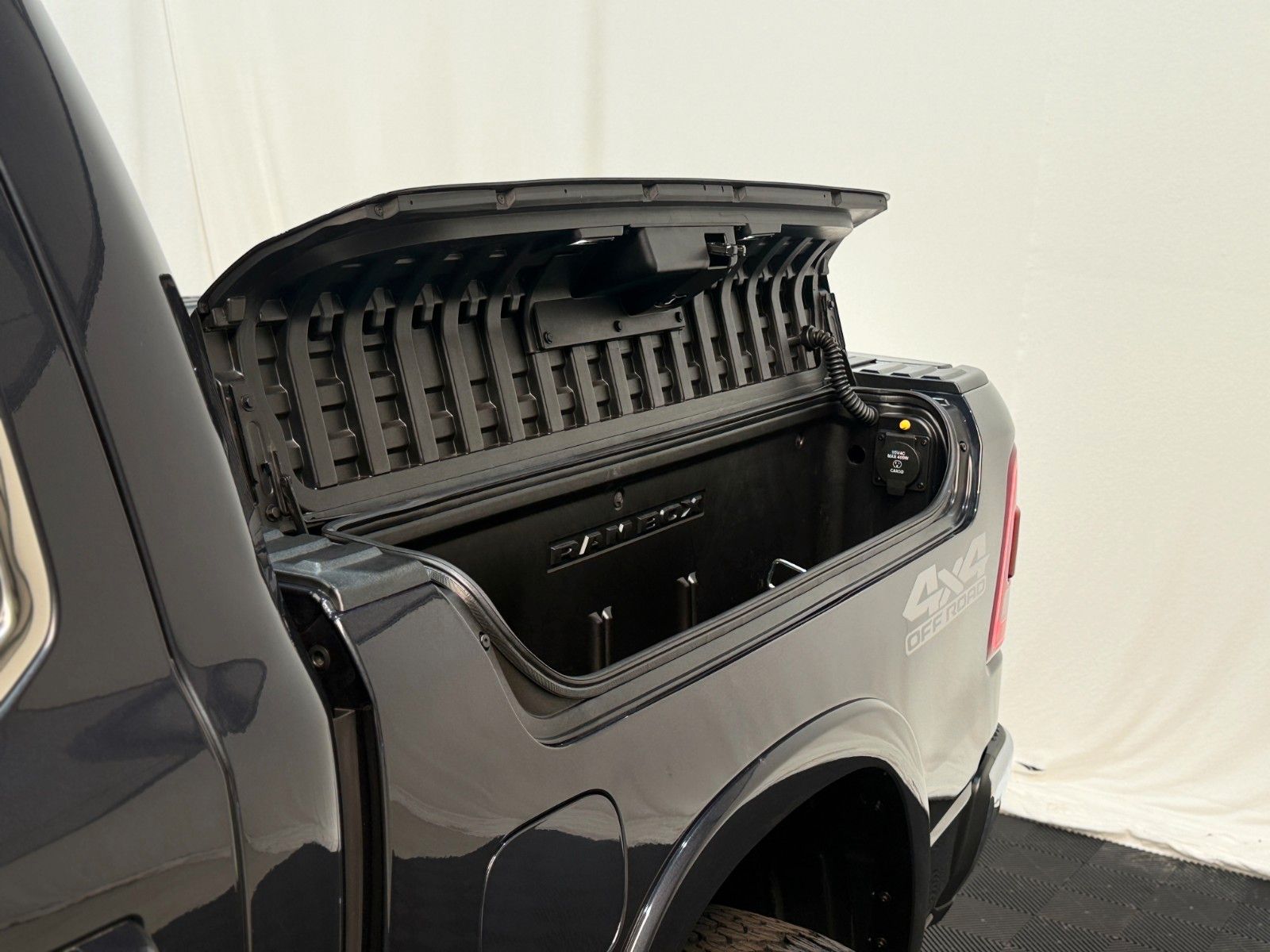Fahrzeugabbildung Dodge Limited / CREW CAB / 4x4 / Harman Kardon / 360°