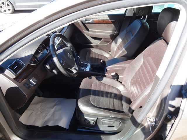 Fahrzeugabbildung Volkswagen Passat Lim. 4x4/Leder/AHK/GSD/Kamera/Navi/StH/