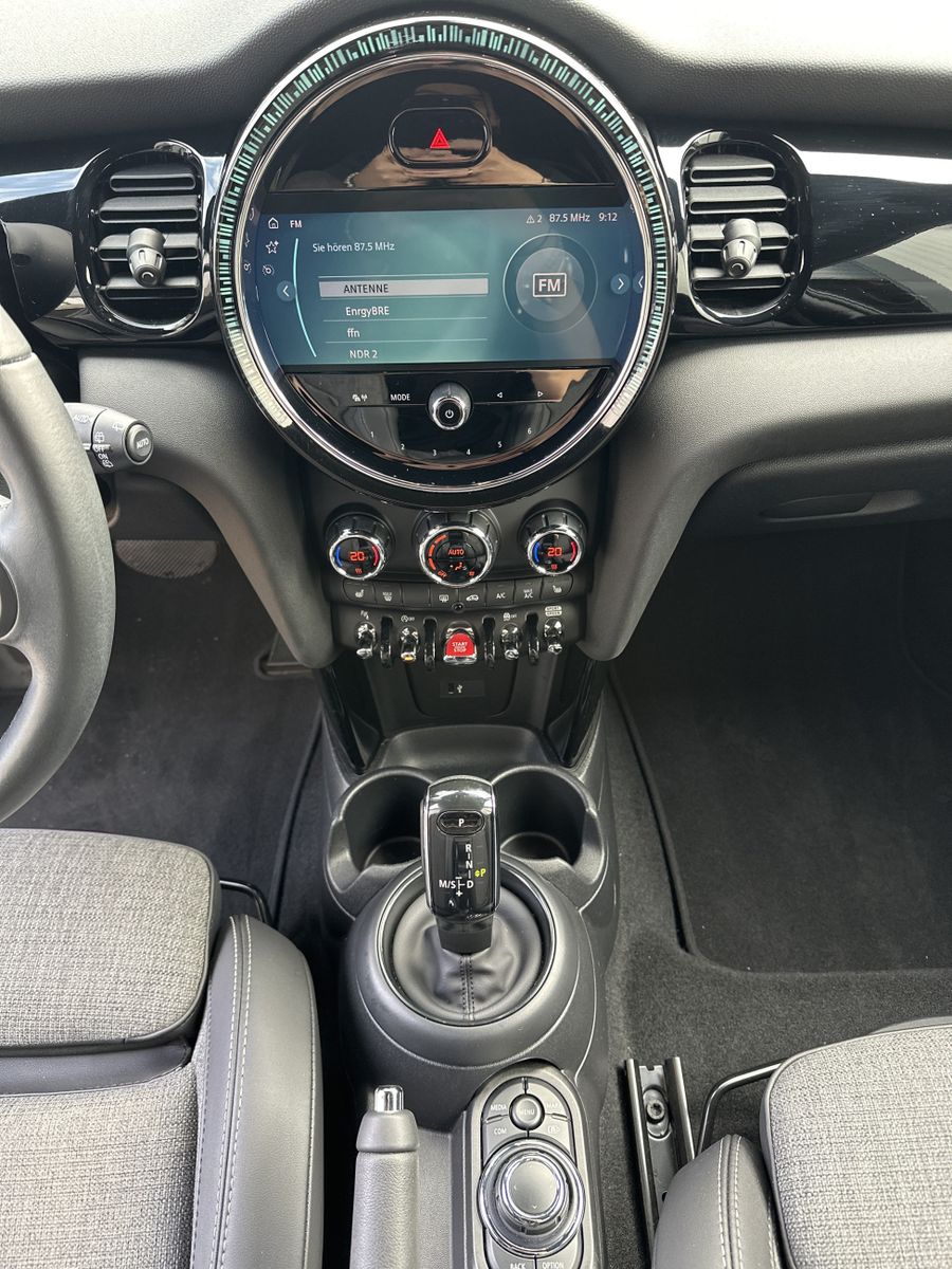 Fahrzeugabbildung MINI Cooper Classic Trim Black Ext. NAV+LED+KAM+CARPL