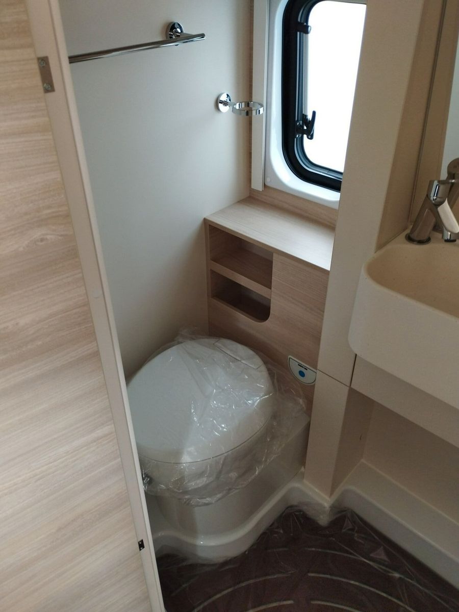 Fahrzeugabbildung Eura Mobil Van V 635 EB 40H Chassis, Skyroof, RFK