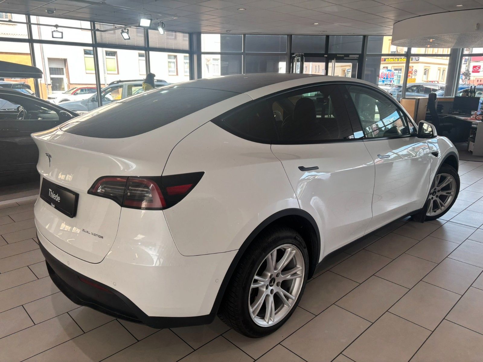 Fahrzeugabbildung Tesla Model Y Long Range Dual AWD SHZ/NAVI/19"ALU/ALLW