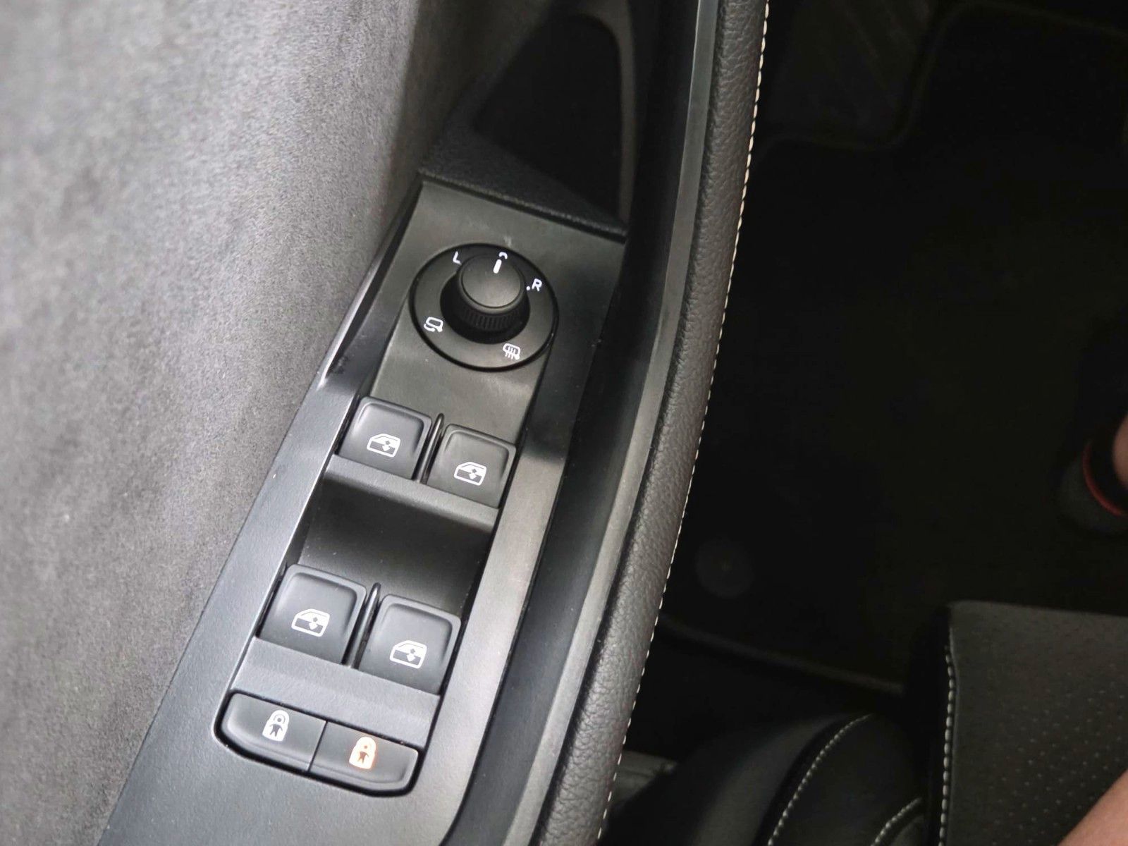 SKODA Superb — zdjęcie 19