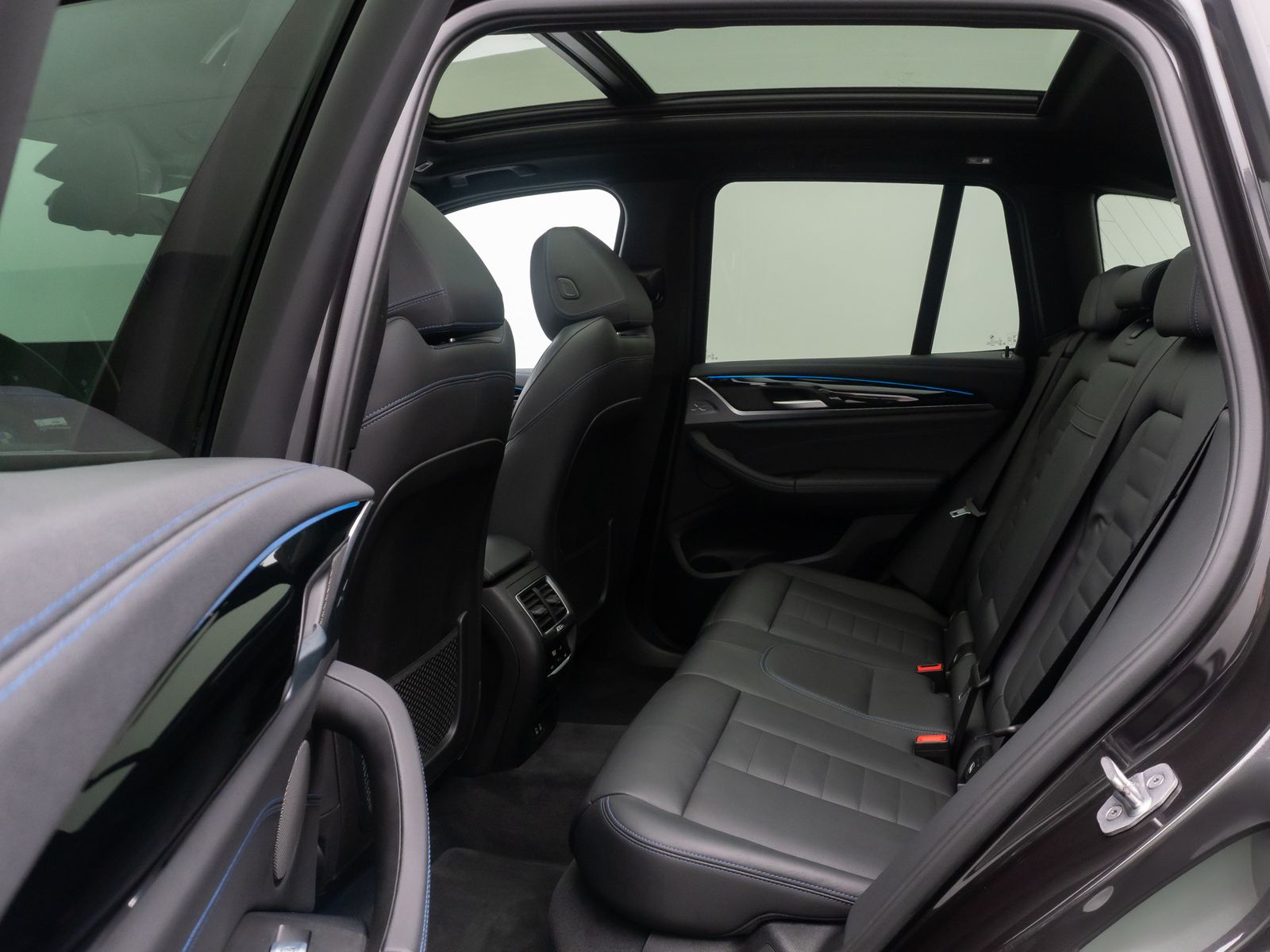 Fahrzeugabbildung BMW iX3 IMPRESSIVE 360° HUD H/K DAB Komfort Panorama