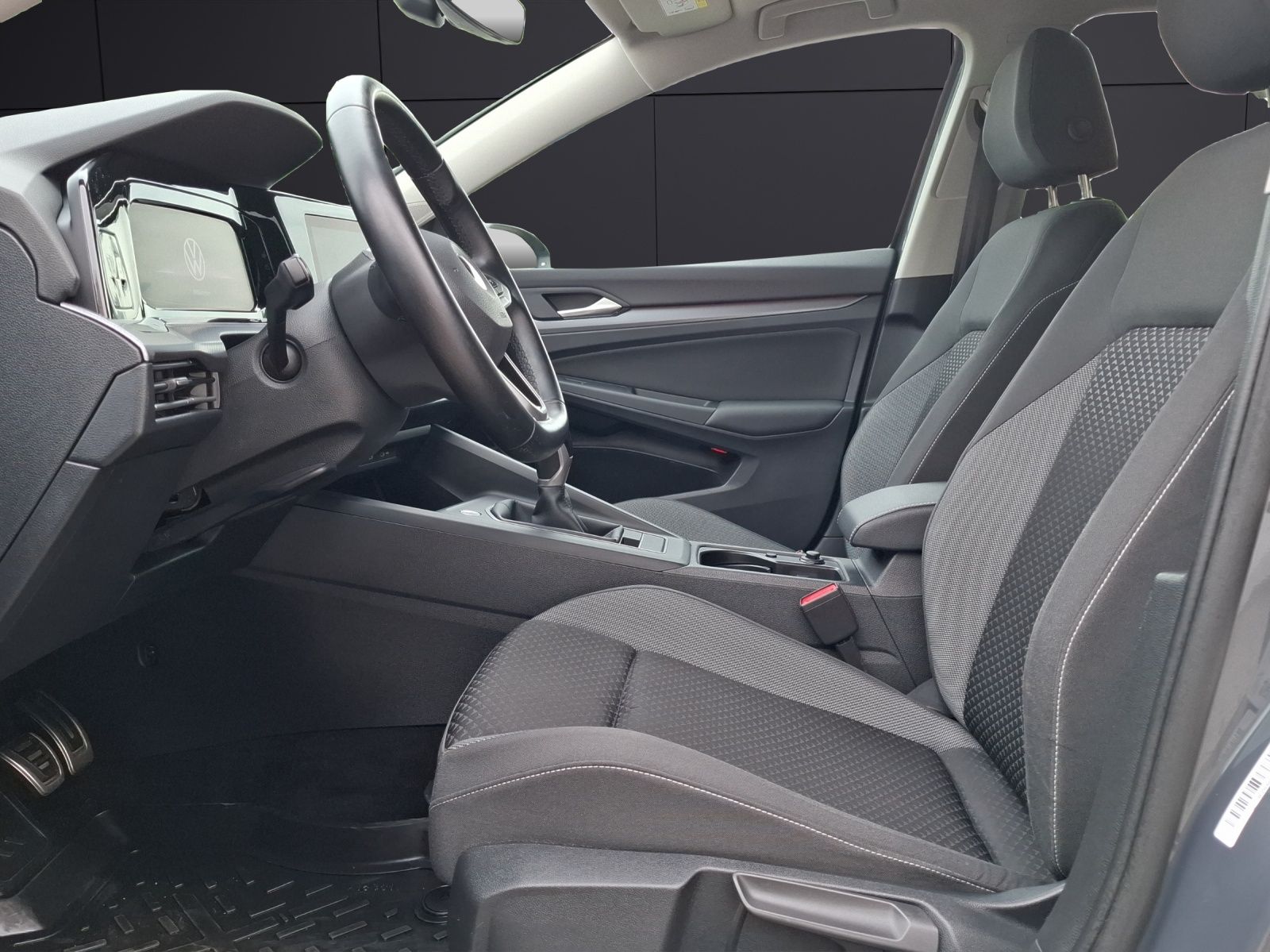 Fahrzeugabbildung Volkswagen Golf VIII TSI Active Standhzg. LEDplus Navi HUD