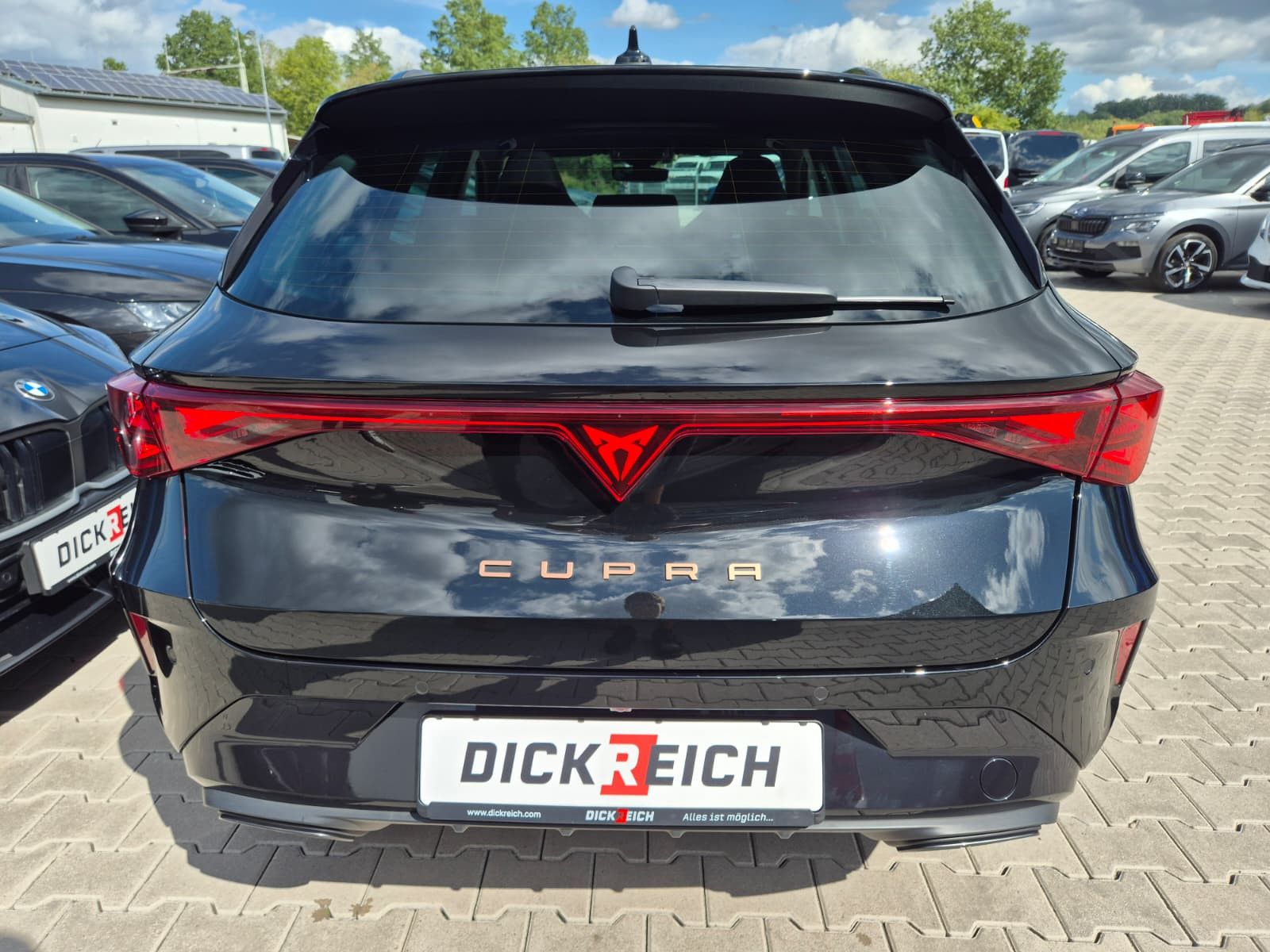 Fahrzeugabbildung CUPRA Leon 1.5 eTSI DSG PANO*AHK*DYNAMICA*EDGE*18" 5JG