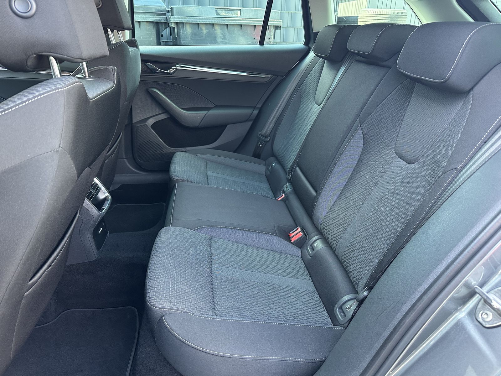 Fahrzeugabbildung SKODA Octavia Combi 2.0 TSI DSG 4x4 Style NAV+LED+AHK