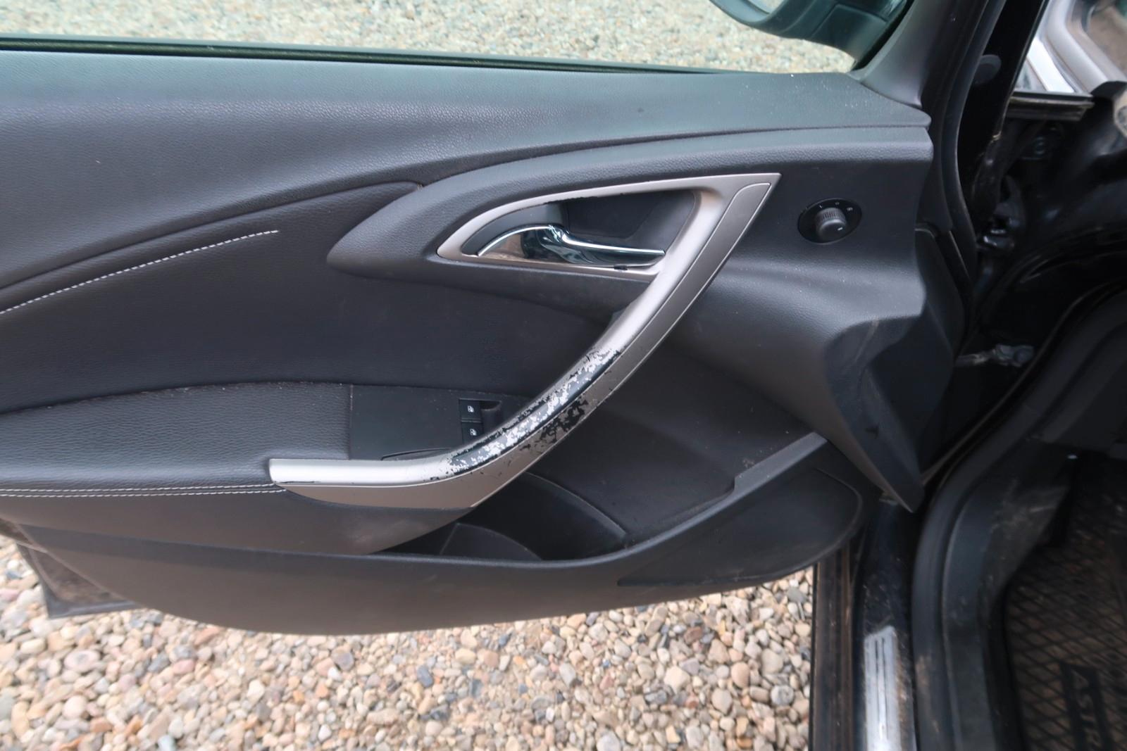 Opel Astra 2012 — photo 9