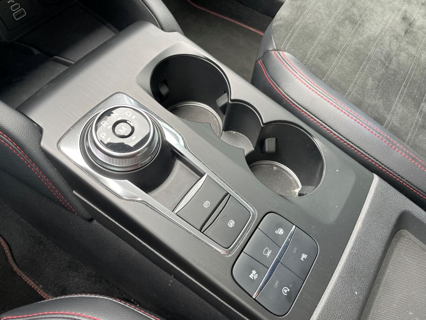 Fahrzeugabbildung Ford Kuga ST-Line X LED B&O elek Sitze und Heckkl