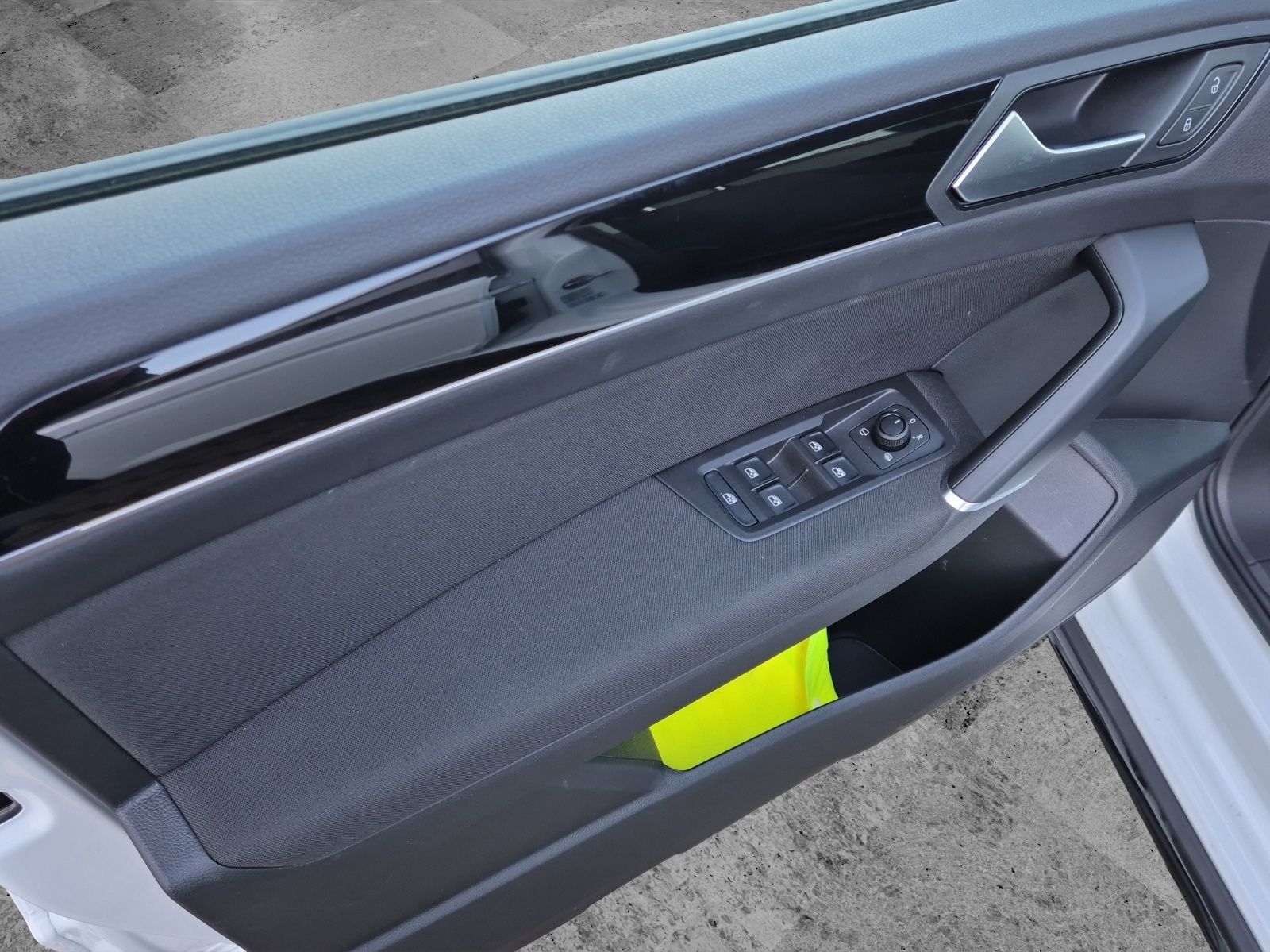 Fahrzeugabbildung Volkswagen Touran TSI Comfortline DSG R-Line LED Navi AID A