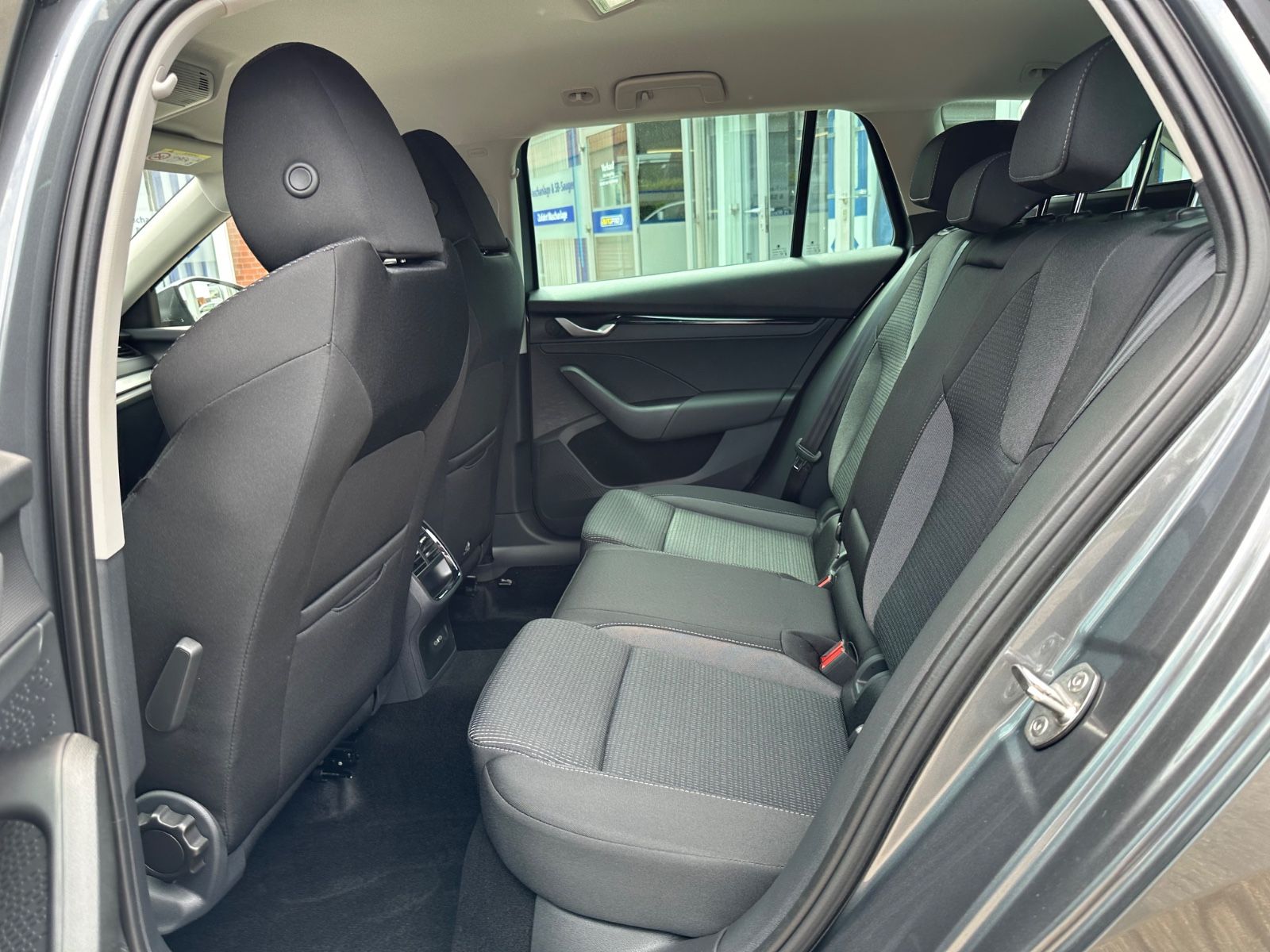 Fahrzeugabbildung SKODA Octavia Combi 1.5 TSI Selection DSG ACC/AHK/LED