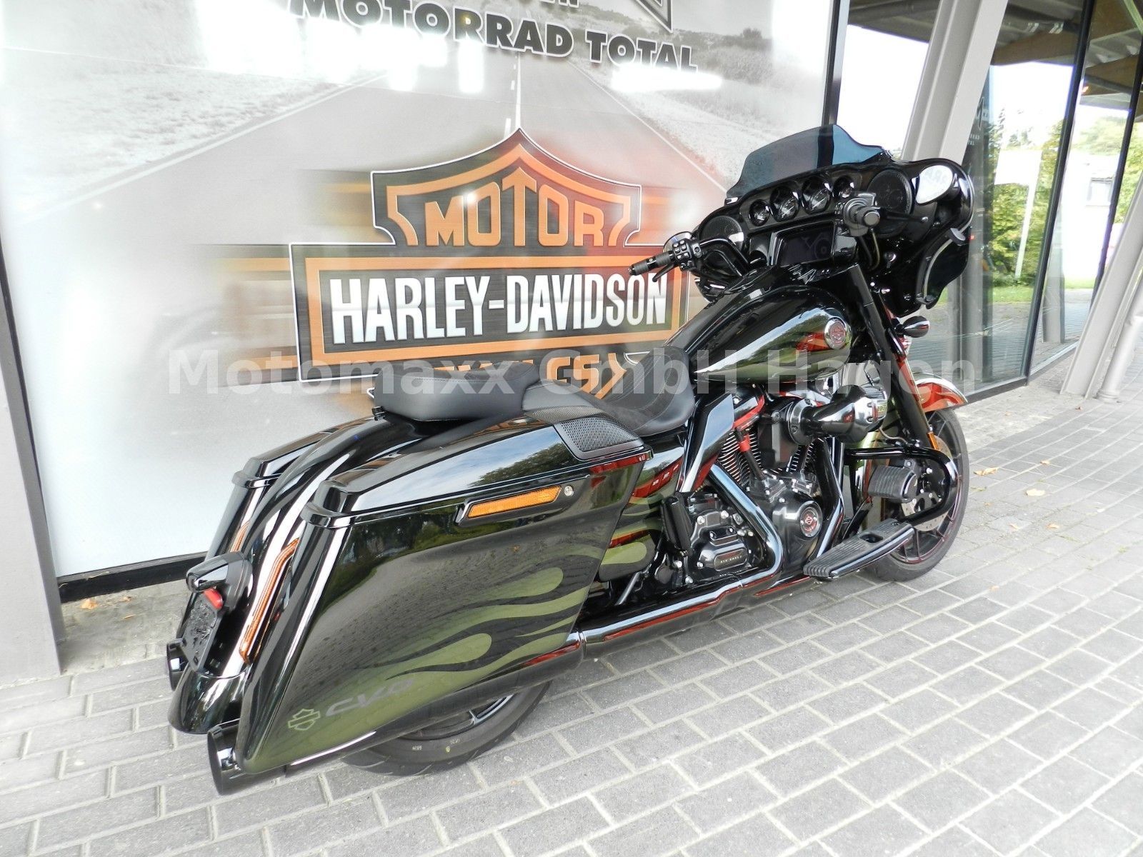 Fahrzeugabbildung Harley-Davidson Street Glide CVO mit Jekill & Hyde