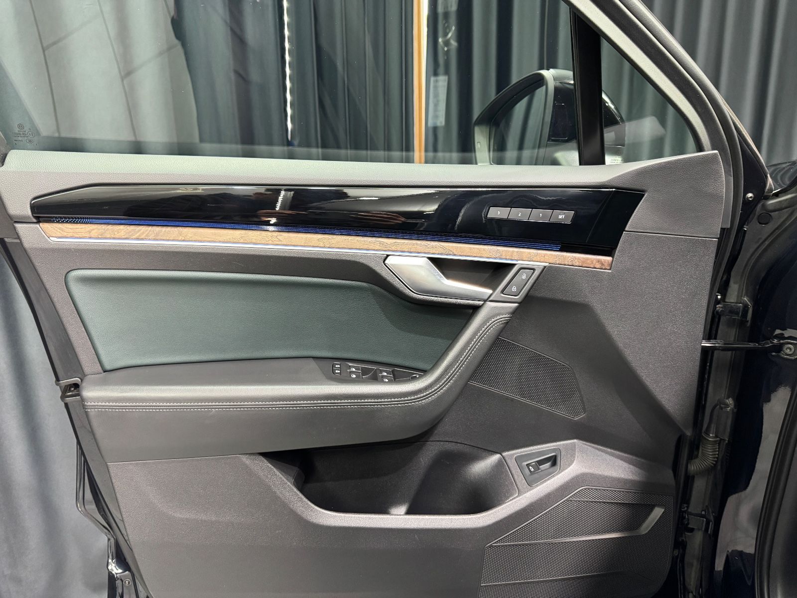 Fahrzeugabbildung Volkswagen Touareg 4.0 TDI V8 Atmosphere 4Motion|R-LINE|AHK