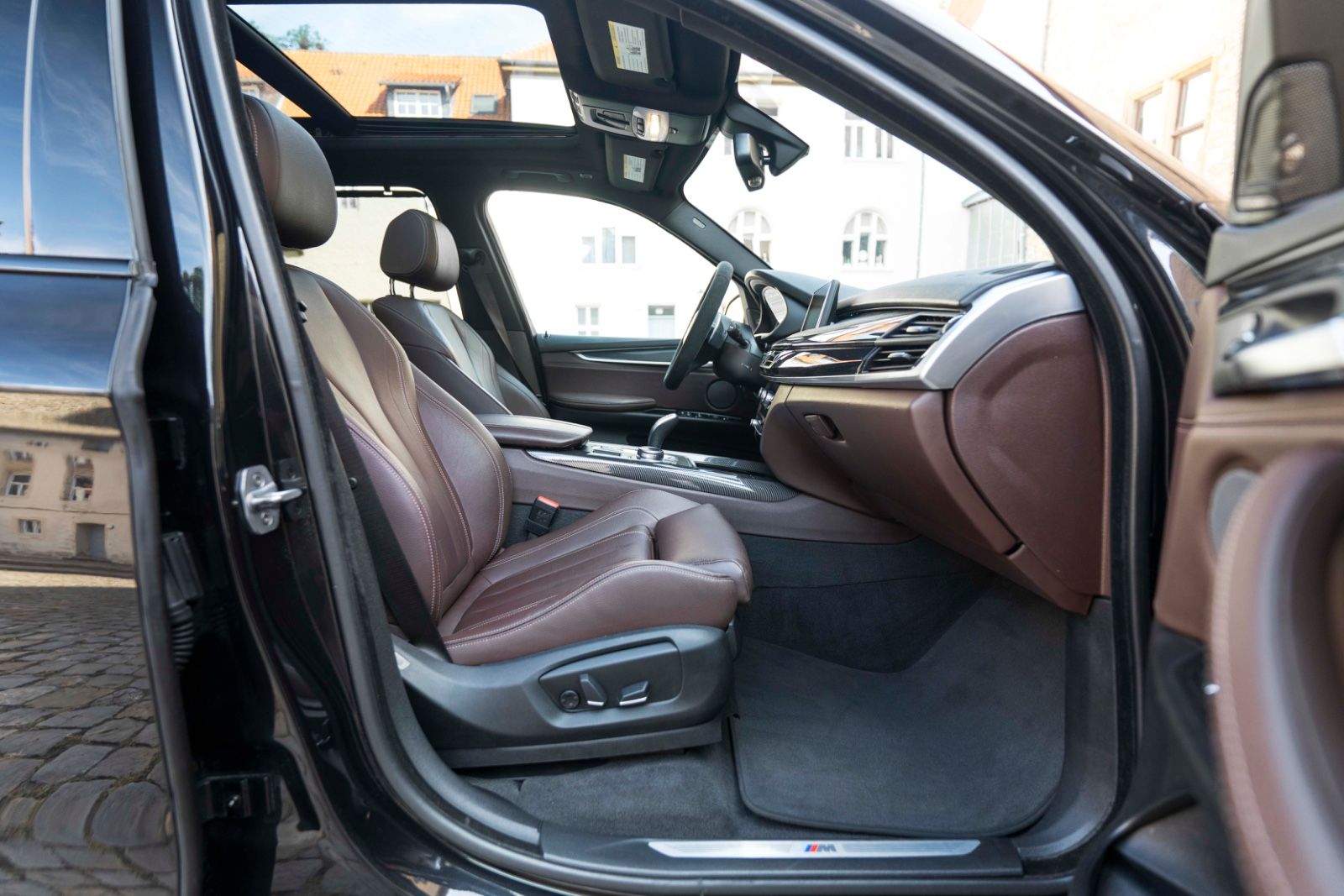 Fahrzeugabbildung BMW X5 xDrive50i M-SPORTPAKET HUD H&K CARPLAY 360°