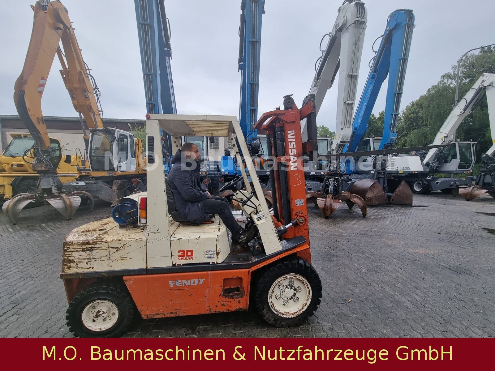 Fahrzeugabbildung Nissan FG 30 / 3t / 3,40 m / Gas / Duplex