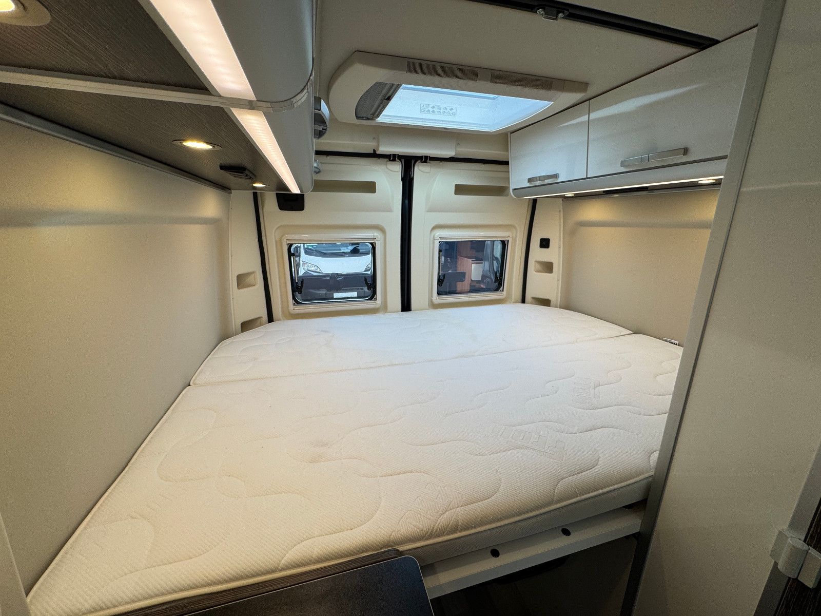 Fahrzeugabbildung Westfalia Columbus 601 D 4 SCHLAFPLÄTZE SOLAR AHK 1.HAND