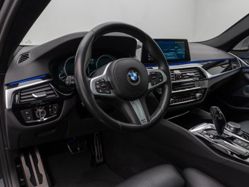 Fahrzeugabbildung BMW 540d xDr Tour HUD ACC Pano 360° Bowers & Wilkins