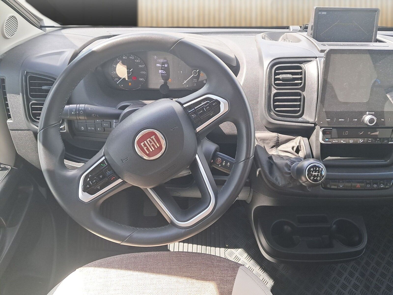 Fahrzeugabbildung Eura Mobil Van 635 EB Navi, Markise, Fahrradträger, AHK