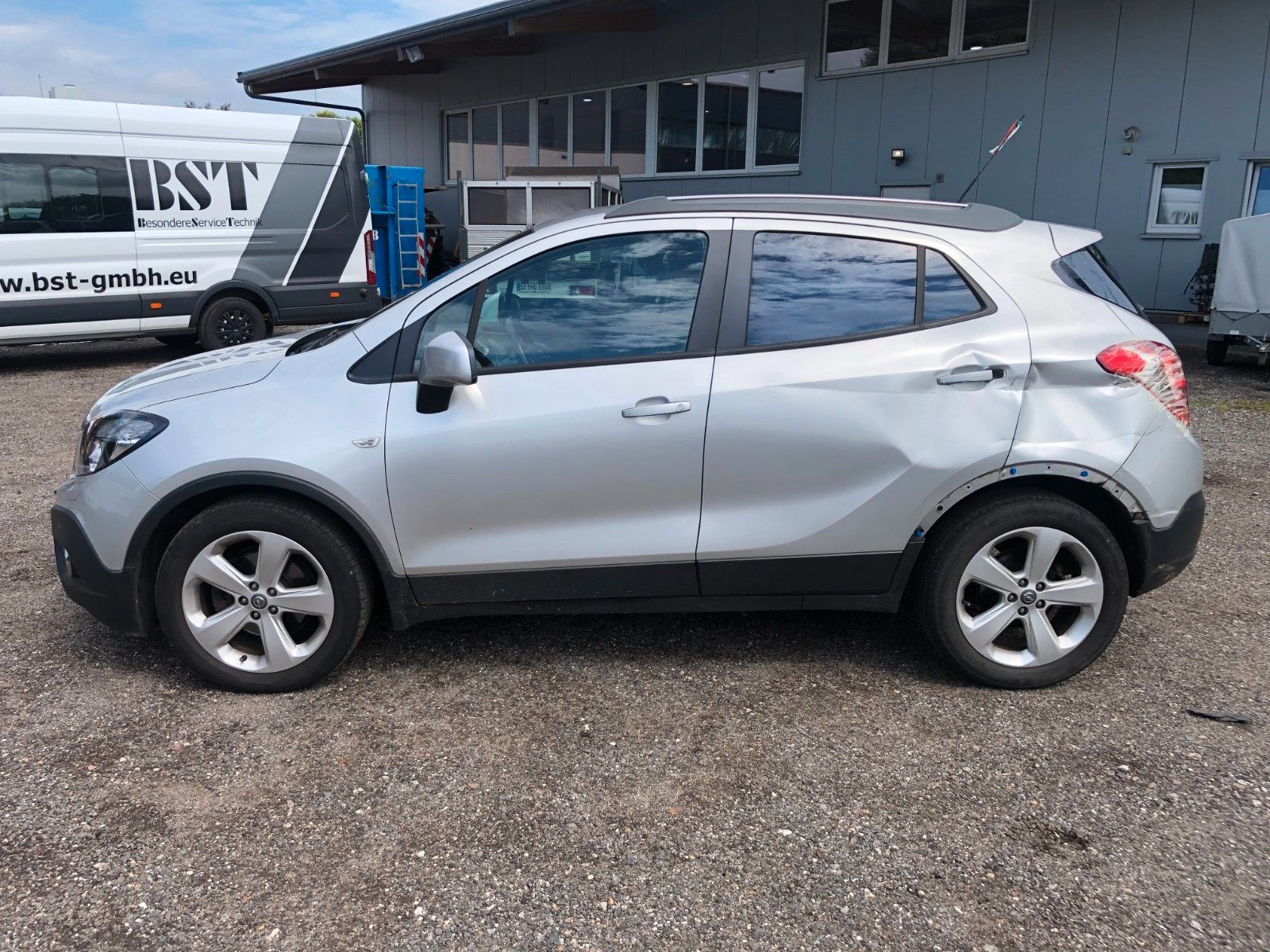 Fahrzeugabbildung Opel Mokka Edition leichter Schaden Fahrerseite