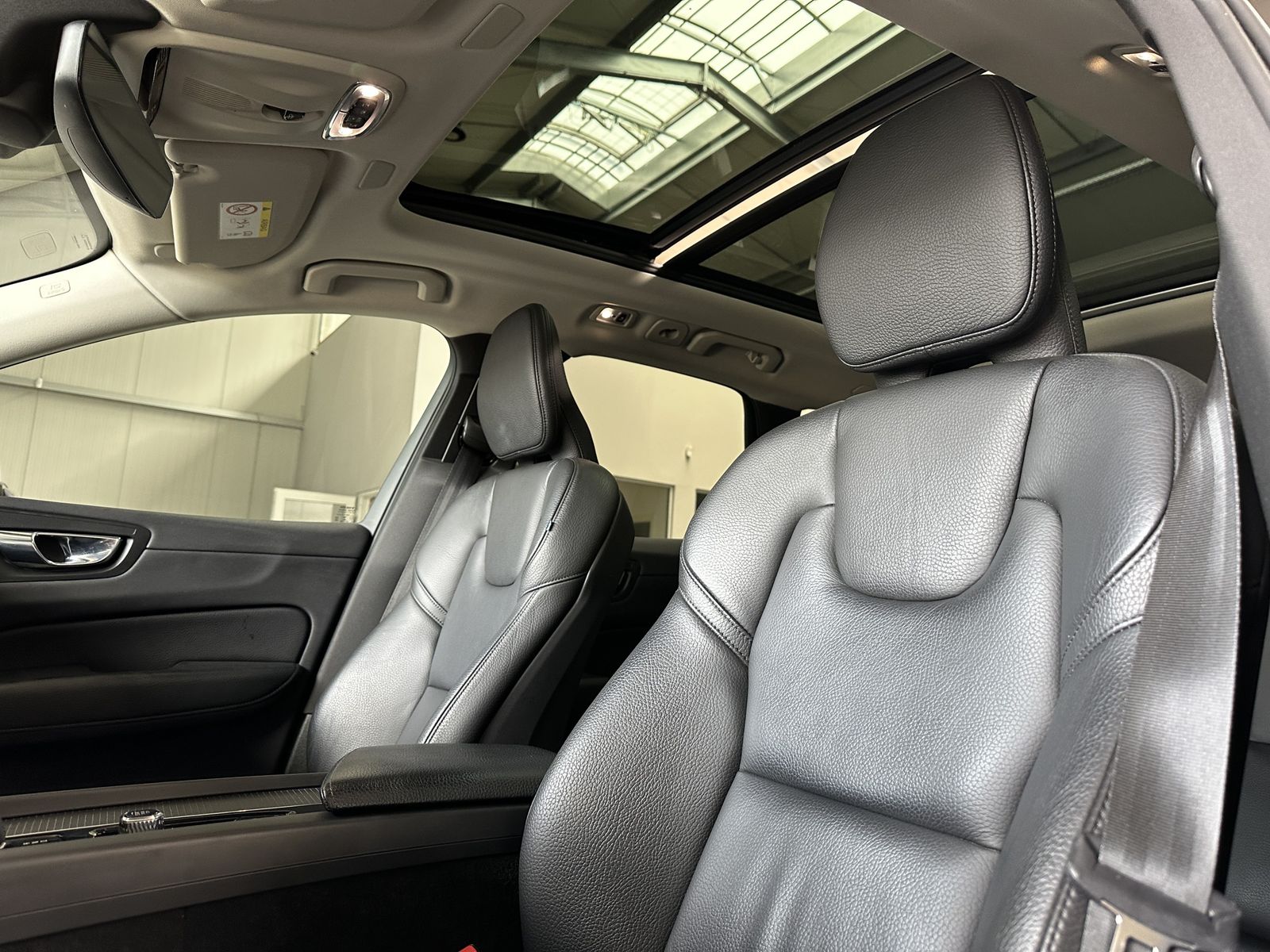 Volvo XC60 T6 R Design Expression AWD Pano AHK ACC  foto 25