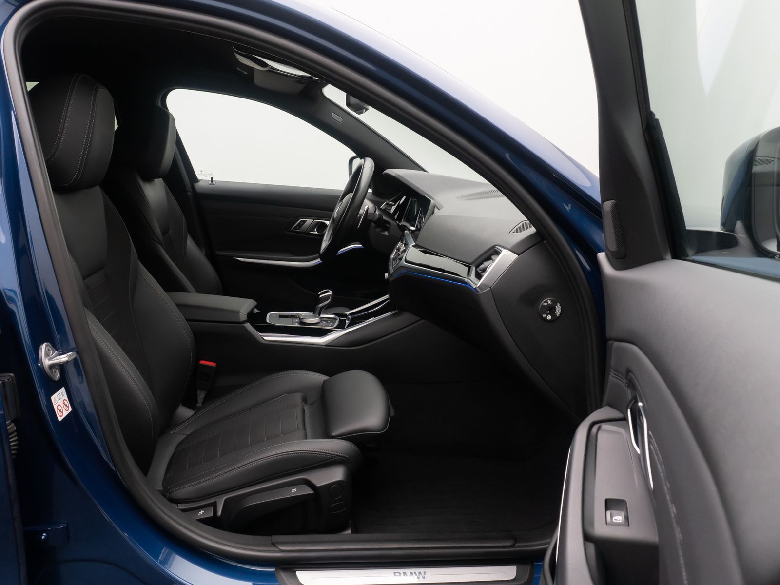 Fahrzeugabbildung BMW 320d SportLine Alarm DAB HiFi Komfort Kamera 18"
