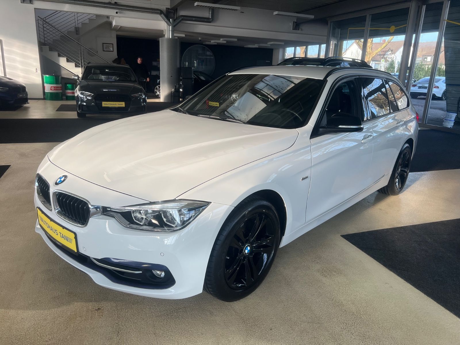 Fahrzeugabbildung BMW 320 i Touring xDrive Sport Line *NAVI PROF*LED*