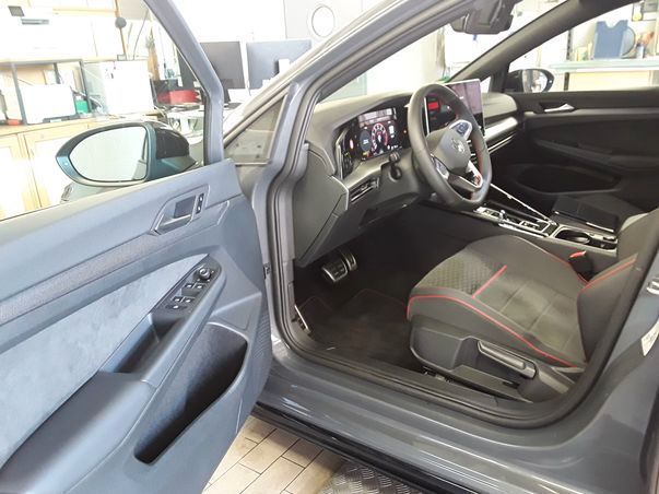 Volkswagen Golf VIII GTI Clubsport 2.0 TSI DSG PANO foto 4