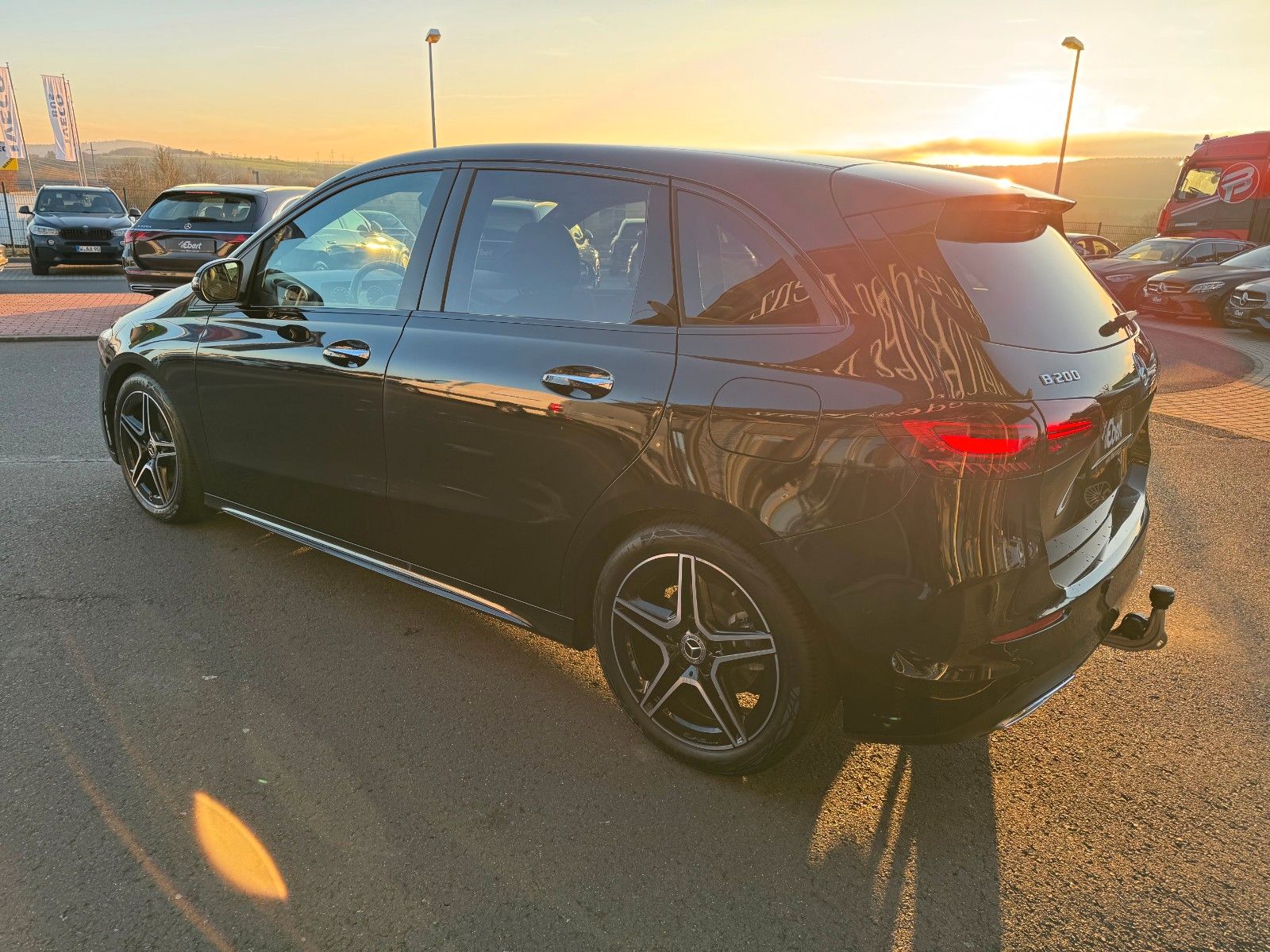 Fahrzeugabbildung Mercedes-Benz B 200 AMG+AHK+Ambiente+RFK+MBUX+Night