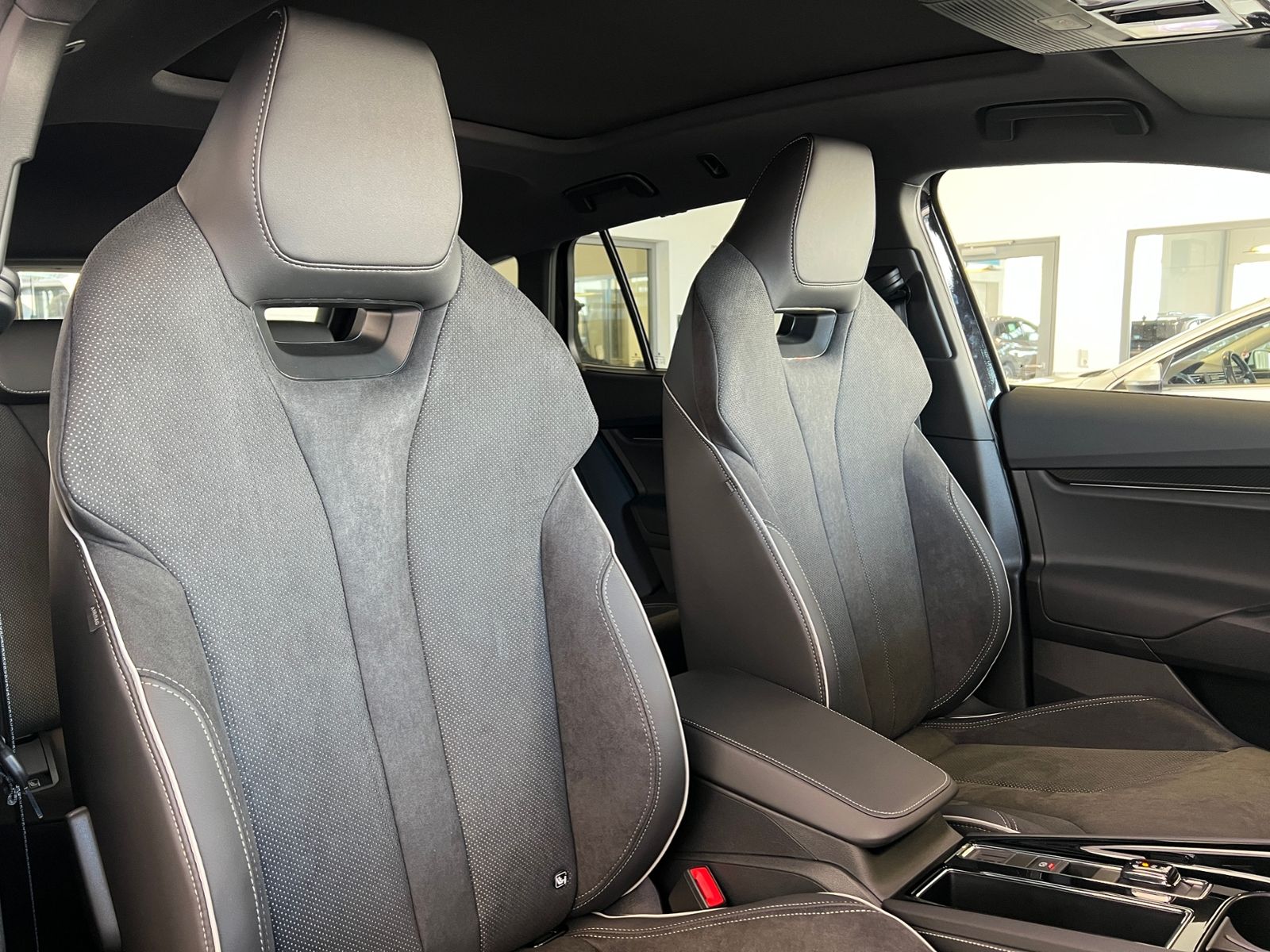 Fahrzeugabbildung SKODA Enyaq 85x Sportline *AHK,Panorama,20"-LM-Felge*