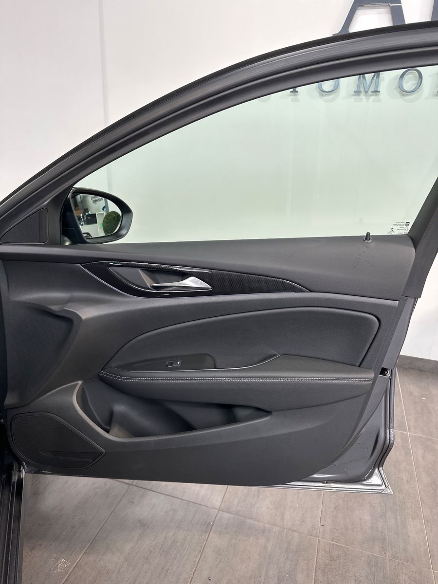 Fahrzeugabbildung Opel Insignia ST 2.0 D Ultimate AT NAV+LED+ACC+KAMERA