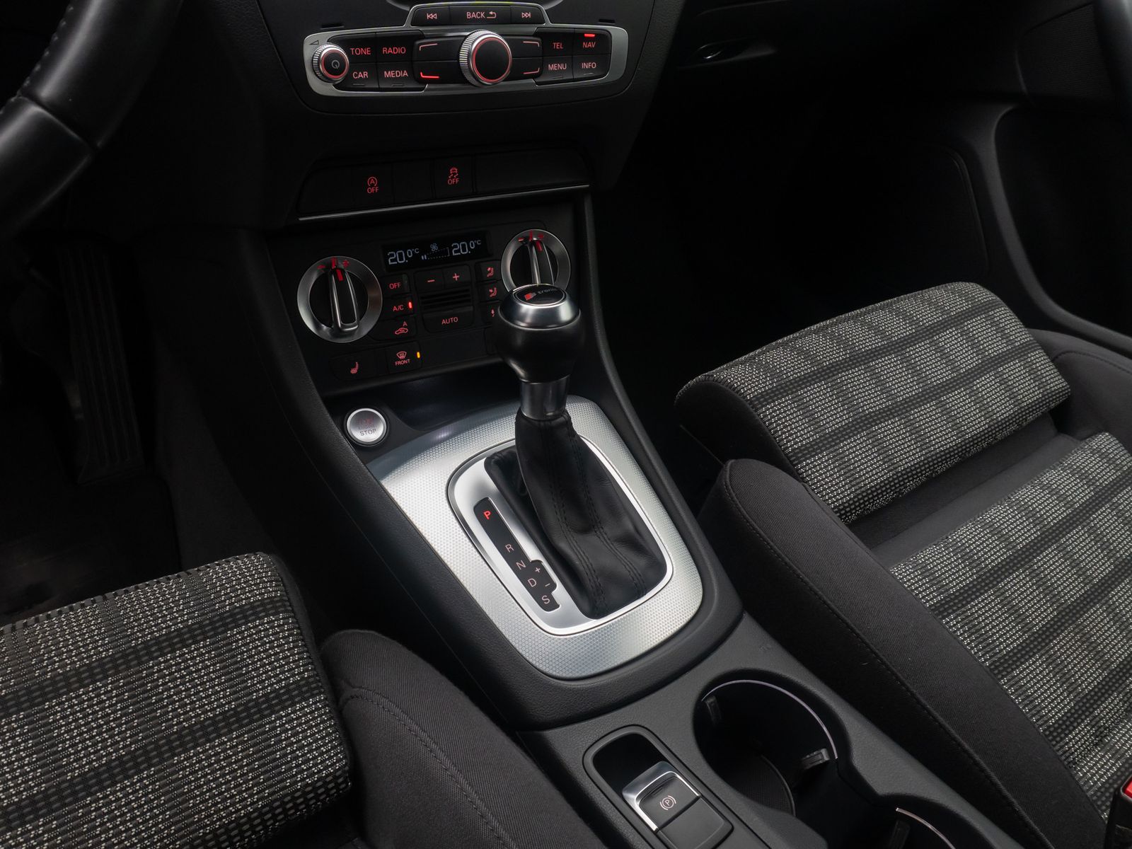 Fahrzeugabbildung Audi Q3 1.4 S Line Tempomat PDC BiXenon Sportsitz 18"