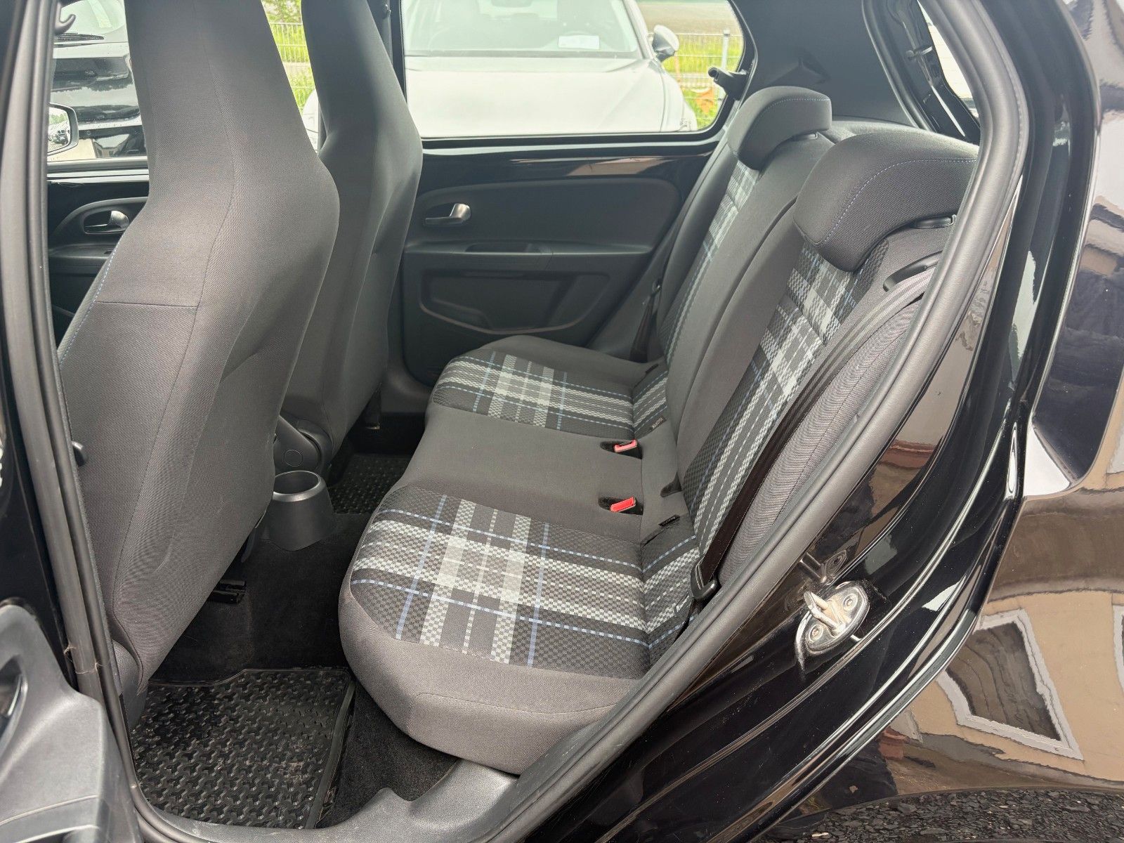 Fahrzeugabbildung Volkswagen up! 1.0 club up! Navi SHZ Klima 2.HD SCHECKHEFT
